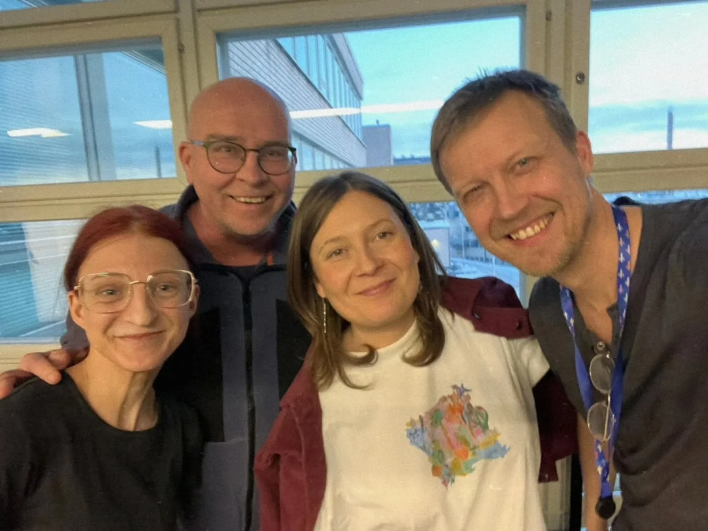 Ryhm&auml;kuva! Kuvassa vierell&auml;ni &auml;&auml;nitt&auml;j&auml; Antti Vuori, assistentti Hanna ja Jari Kek&auml;le. 

Ilo olla mukana tulevalla Puilla on t&auml;&auml;ll&auml; nimet -levyll&auml;, jolla joukko taiteilijoita ja yst&auml;vi&auml;