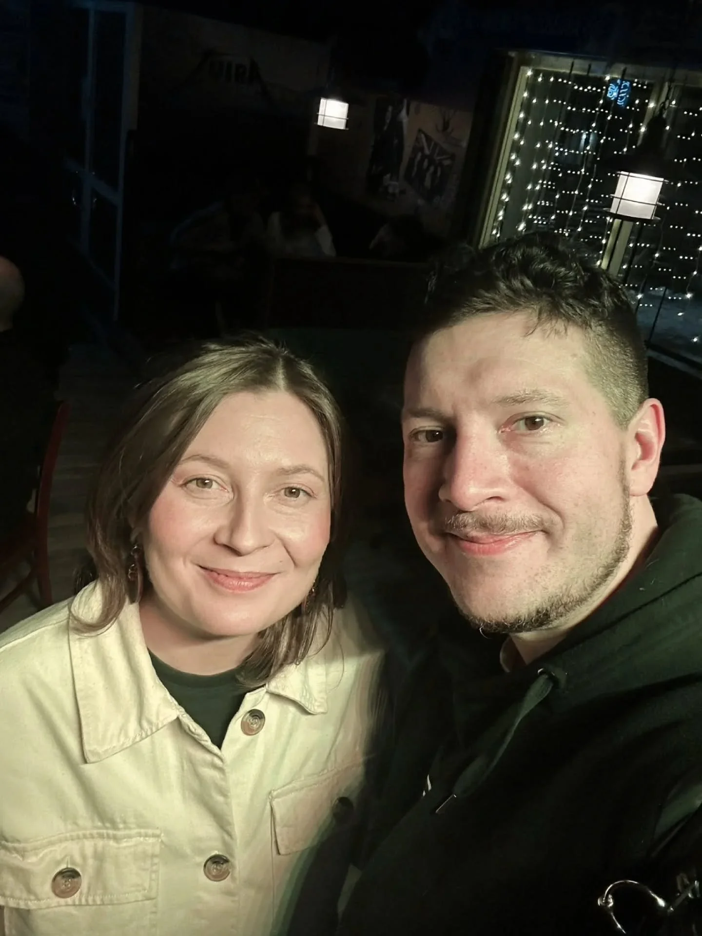 Eilen juhlittiin @ollipamusic uusinta pitk&auml;soittoa Tikapuita ja Kaltereita (2026). Oli hienoa n&auml;hd&auml; paikalla niin paljon yst&auml;vi&auml; - t&auml;ss&auml; vaiheessa jo vuosikymmenien ajalta. Erityislaatuinen r&auml;ppilevy t&auml;ynn