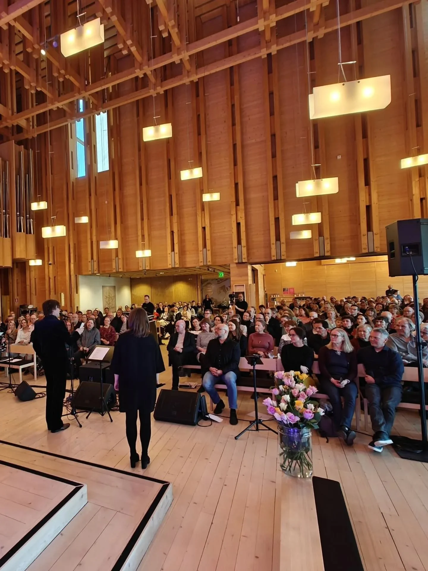 Juhlistimme eilen Jari Kek&auml;leen 40-vuotista taivalta lauluntekij&auml;n&auml; juhlakonsertin ja levynjulkaisun merkeiss&auml; Viikin t&auml;ydess&auml; puukirkossa. Ei ole oikein sanoja, mutta onneksi Jarilla on vaikka muille jakaa. Uusi levy &r