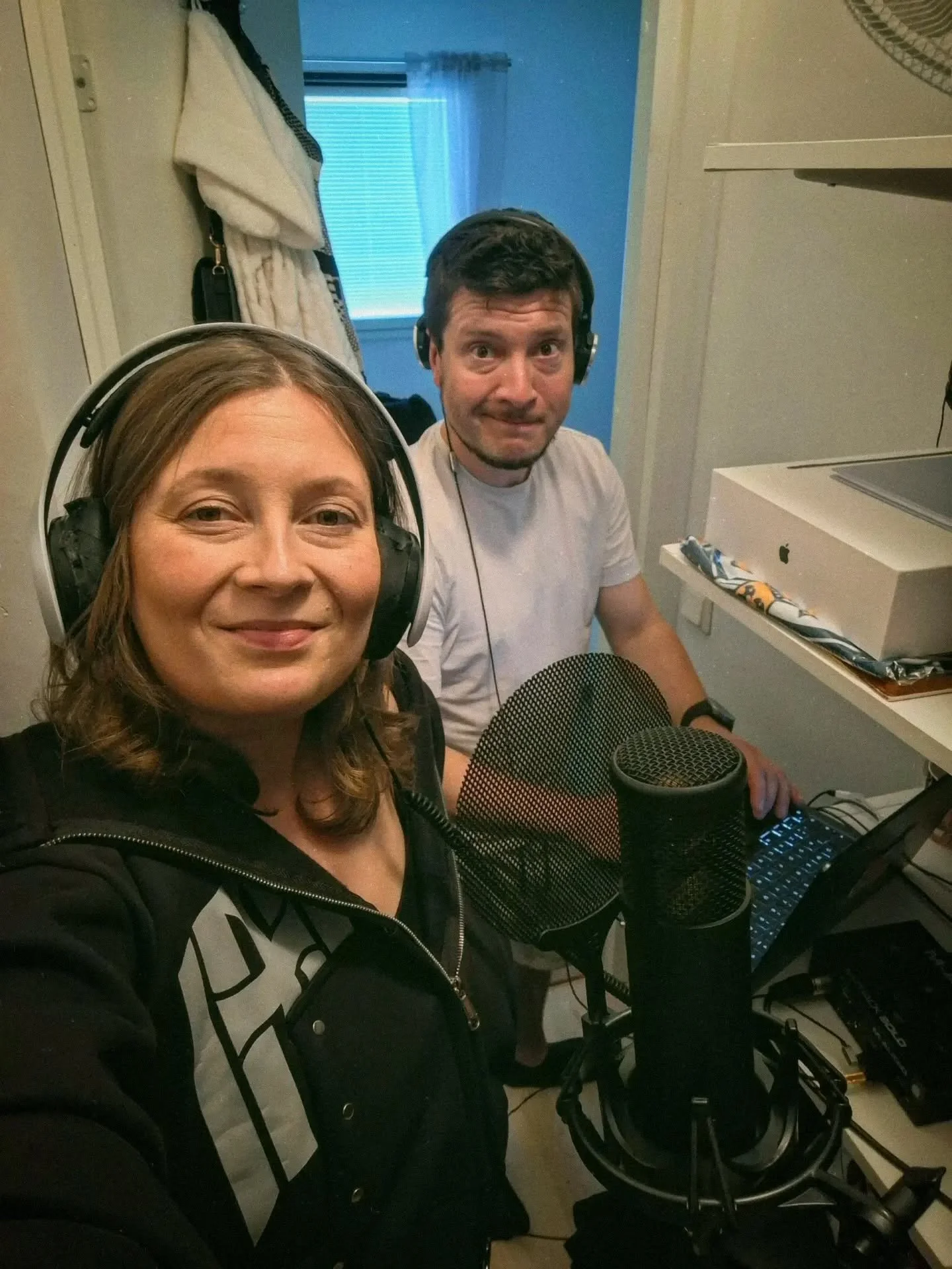 T&auml;n&auml;&auml;n me sisarukset vietettiin yhteist&auml; laatuaikaa vaatekaapissa. @ollipamusic seitsem&auml;nnen soololevyn &auml;&auml;nitykset purkissa 🎉