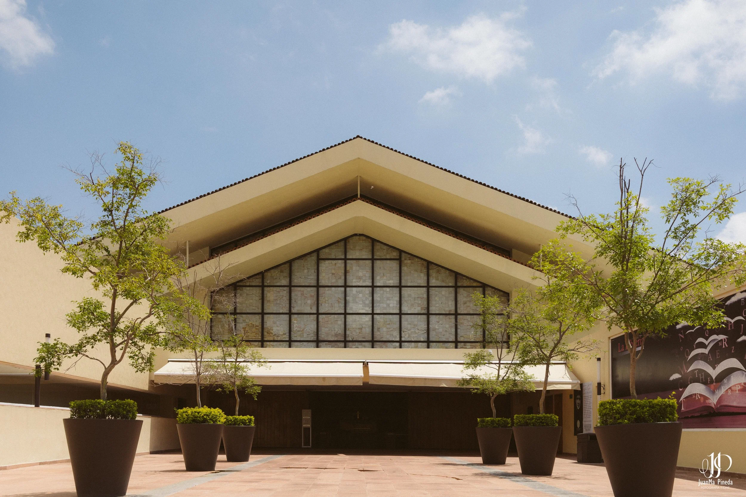 Bautizo Angelical: La Primera Bendición de Nuestra Pequeña en el Templo JoséMaria Escrivá Guadalajara
