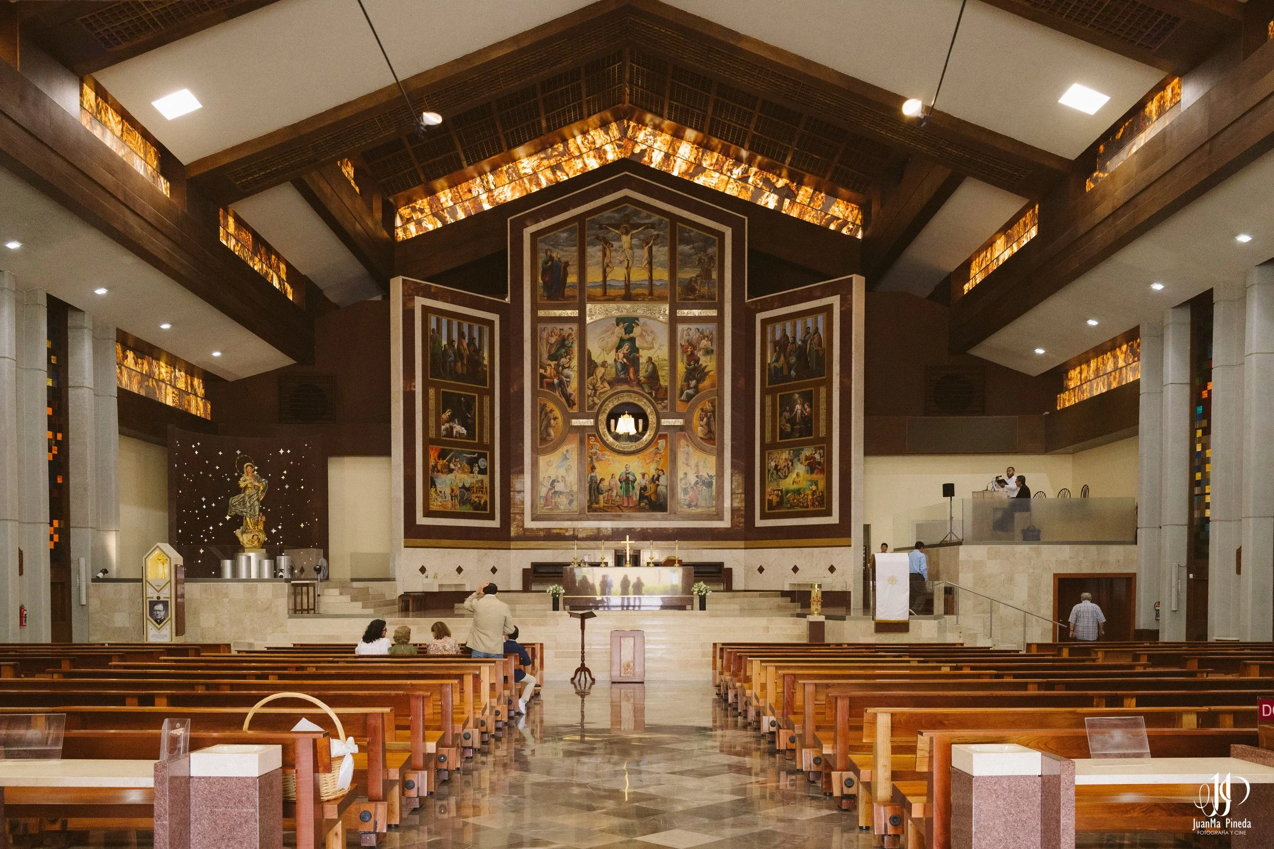 Bautizo Angelical: La Primera Bendición de Nuestra Pequeña en el Templo JoséMaria Escrivá Guadalajara