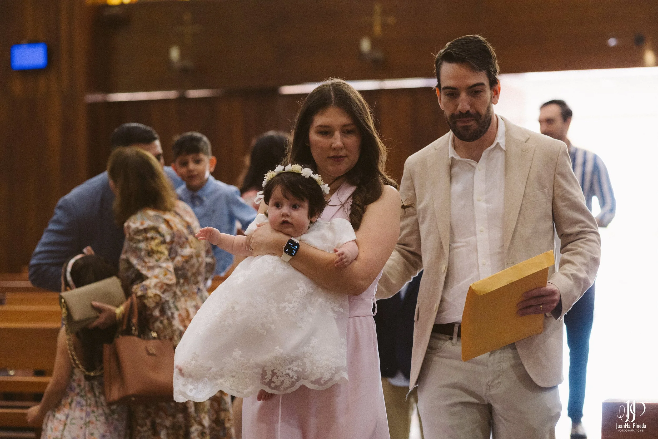 Bautizo Angelical: La Primera Bendición de Nuestra Pequeña en el Templo JoséMaria Escrivá Guadalajara