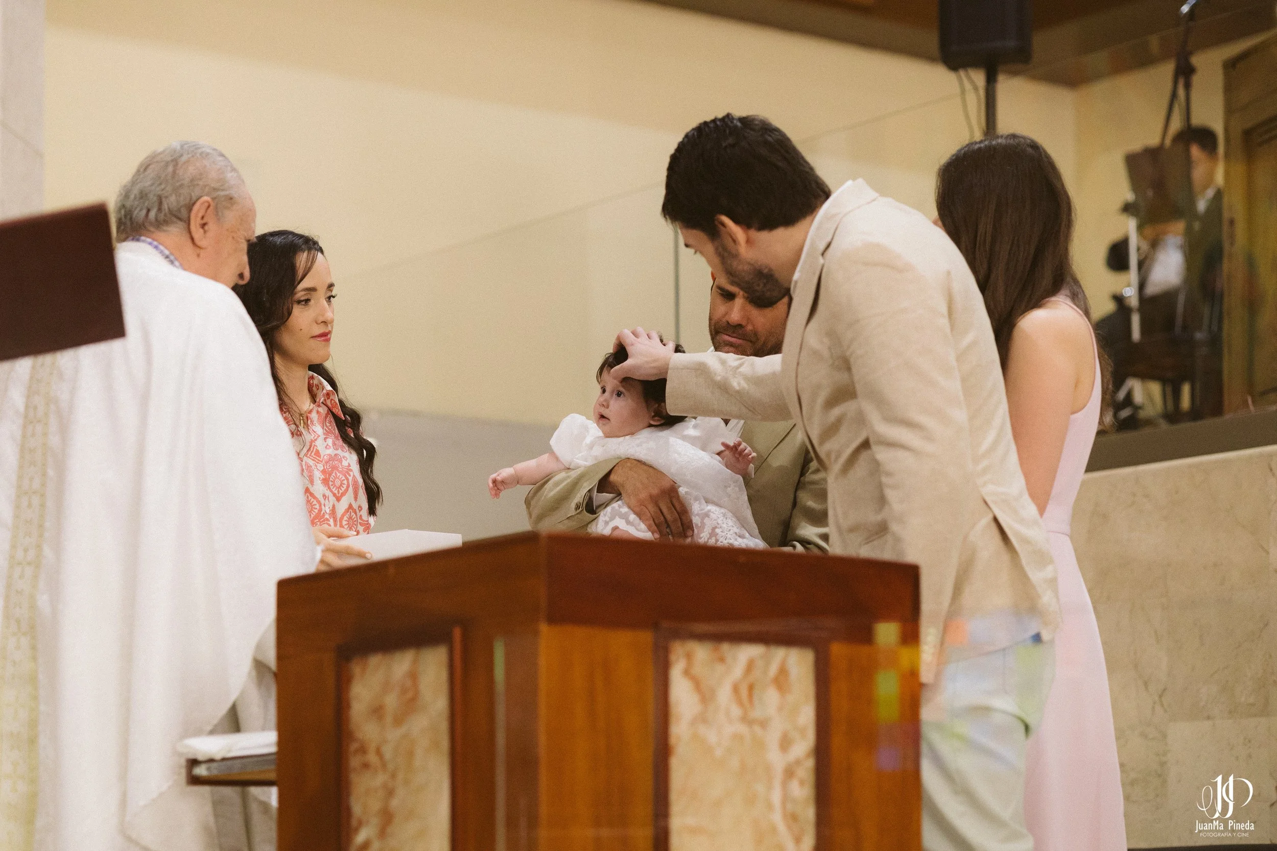 Bautizo Angelical: La Primera Bendición de Nuestra Pequeña en el Templo JoséMaria Escrivá Guadalajara