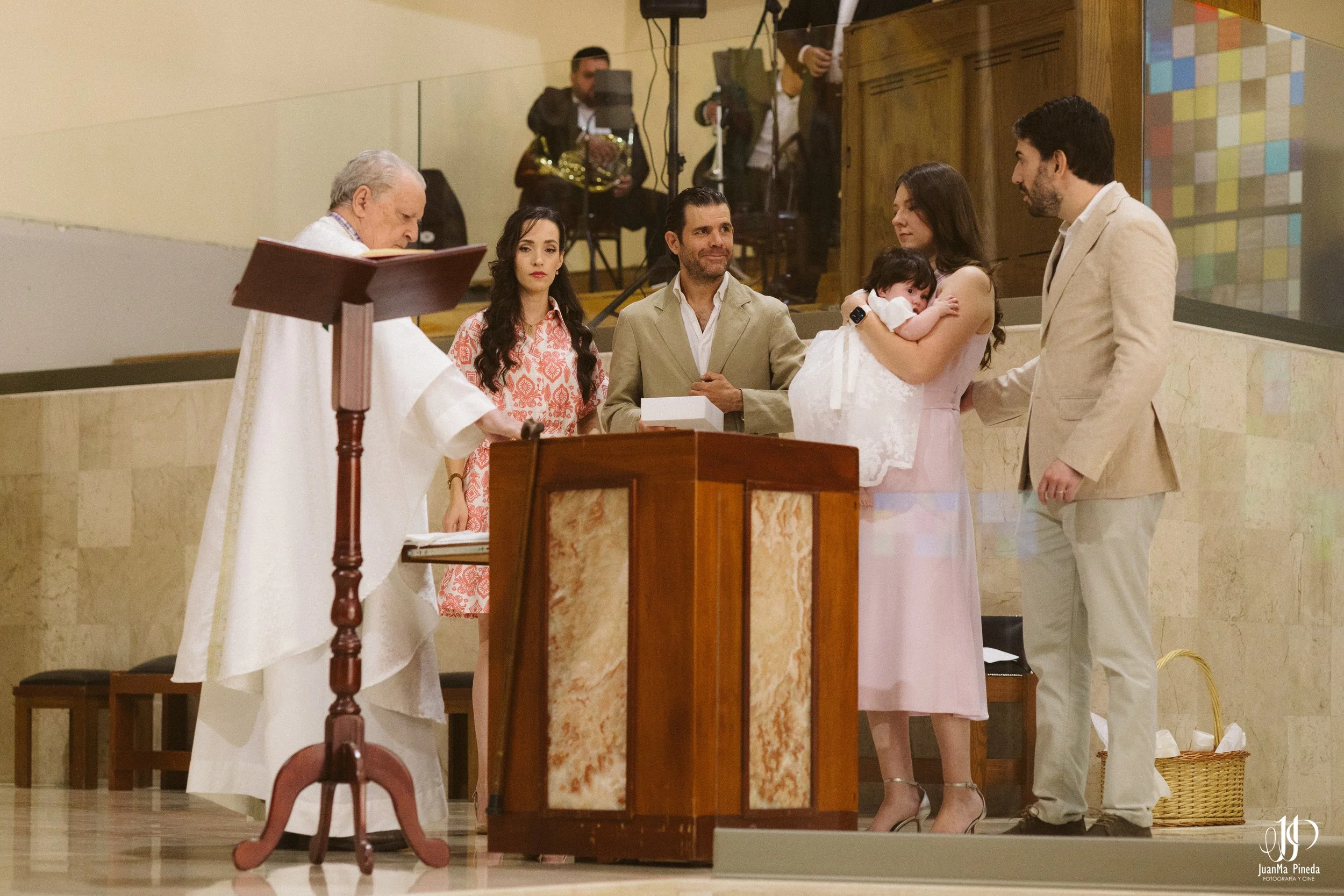 Bautizo Angelical: La Primera Bendición de Nuestra Pequeña en el Templo JoséMaria Escrivá Guadalajara