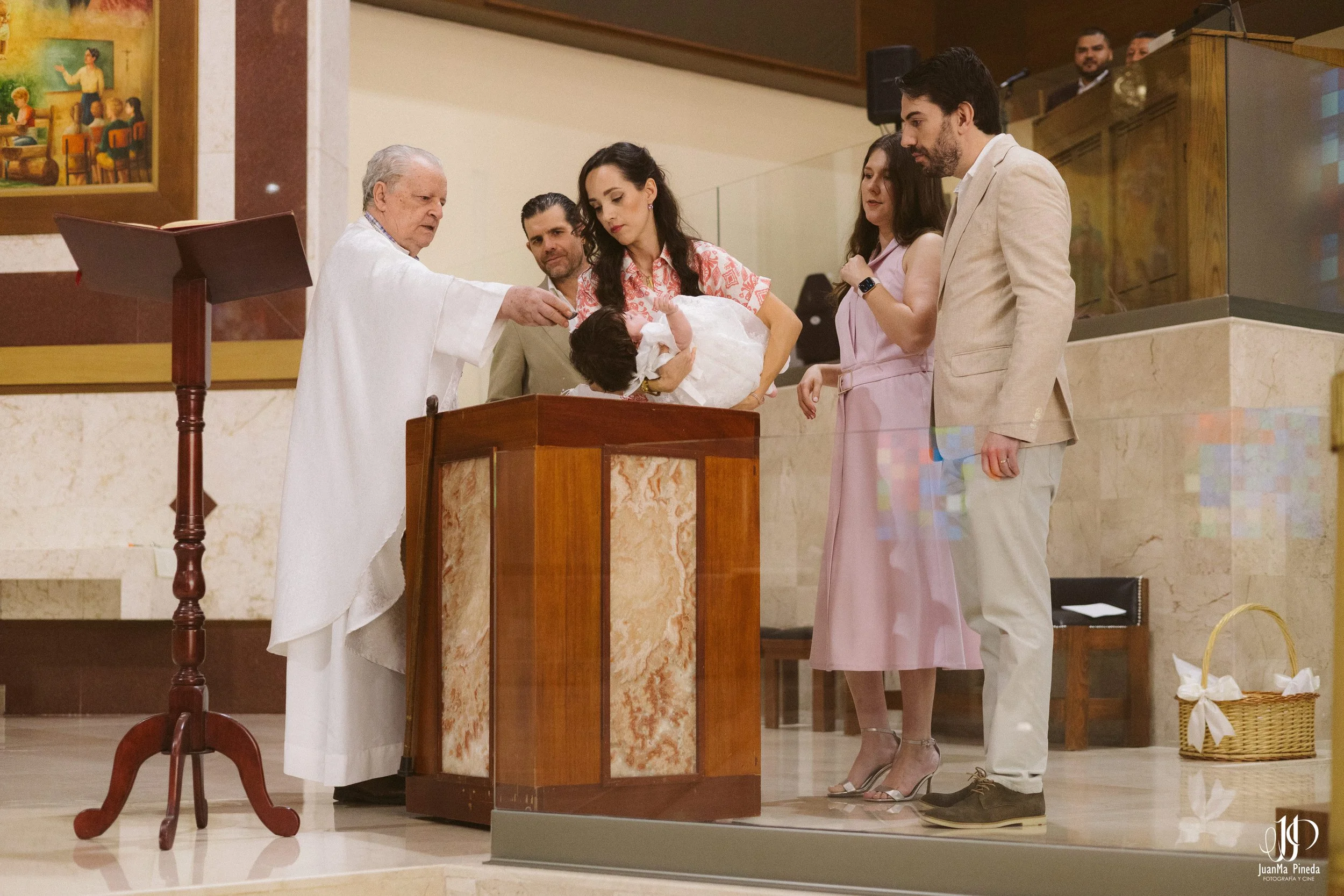 Bautizo Angelical: La Primera Bendición de Nuestra Pequeña en el Templo JoséMaria Escrivá Guadalajara