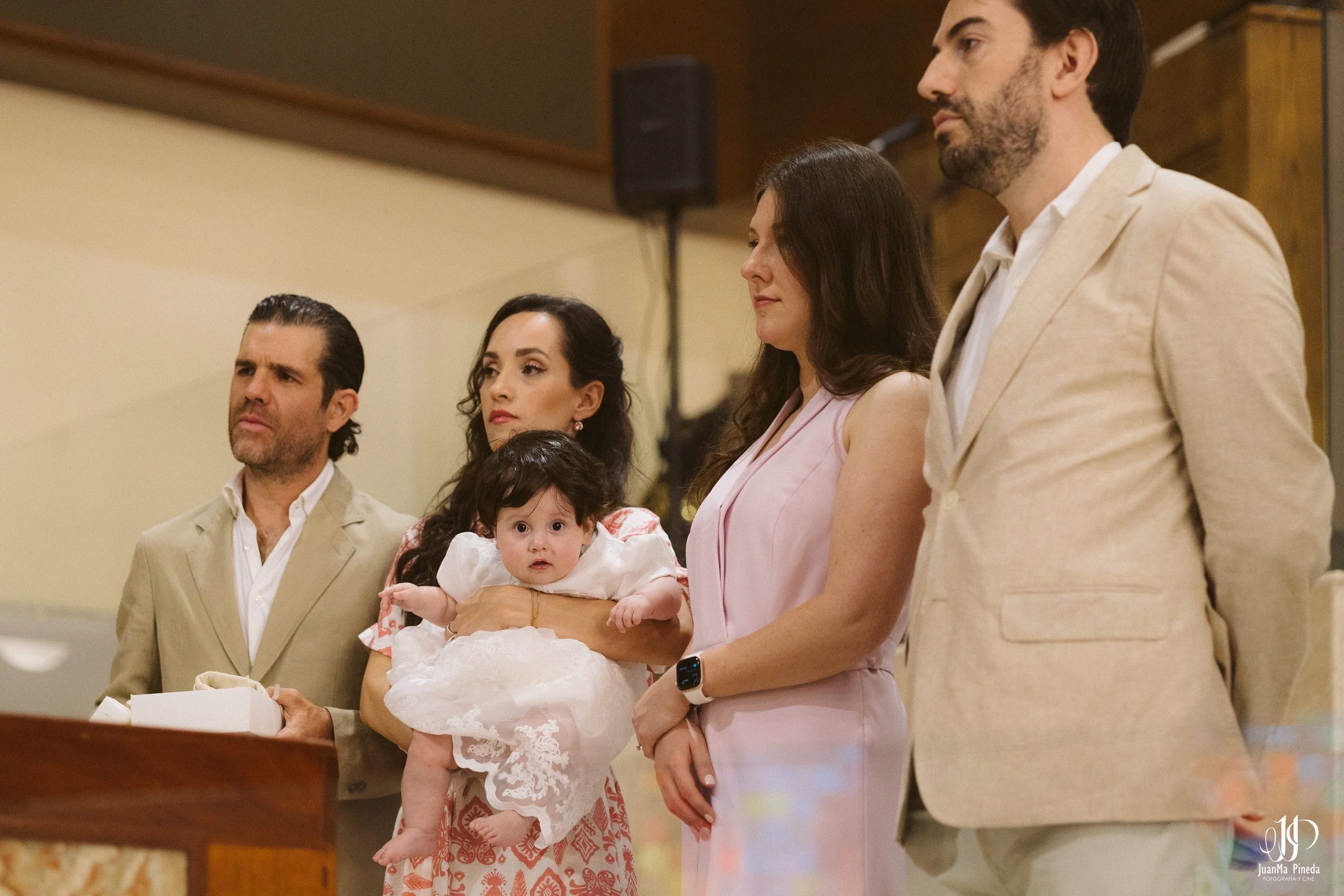 Bautizo Angelical: La Primera Bendición de Nuestra Pequeña en el Templo JoséMaria Escrivá Guadalajara