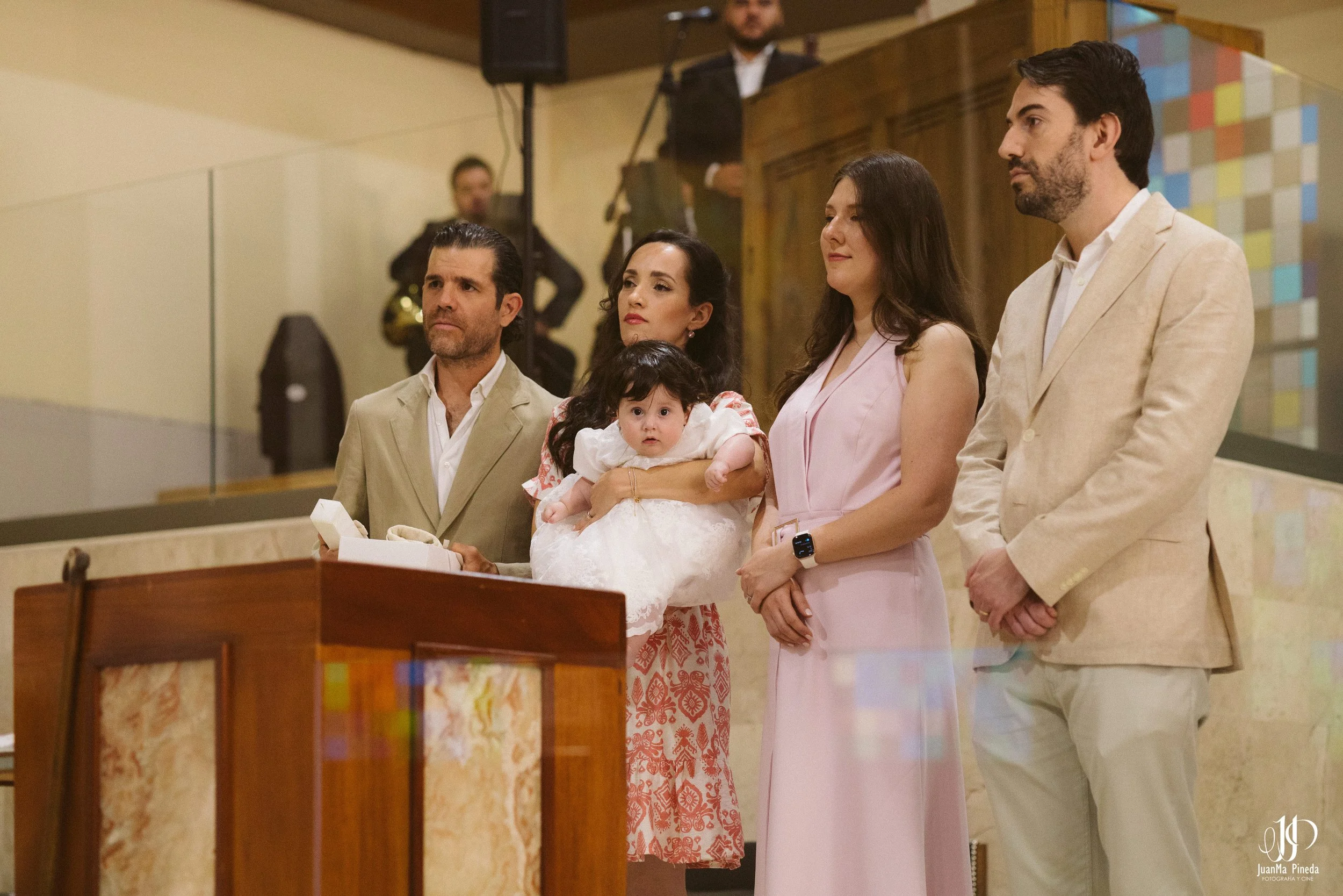 Bautizo Angelical: La Primera Bendición de Nuestra Pequeña en el Templo JoséMaria Escrivá Guadalajara