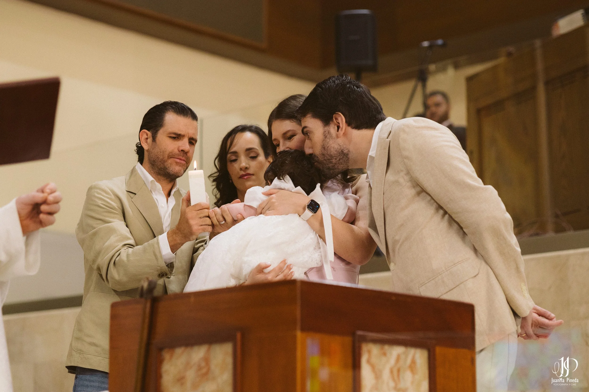 Bautizo Angelical: La Primera Bendición de Nuestra Pequeña en el Templo JoséMaria Escrivá Guadalajara