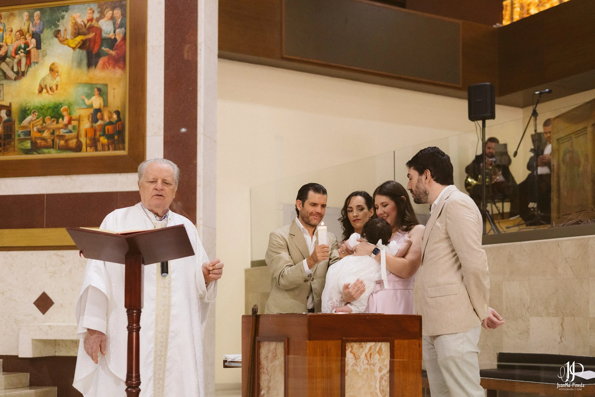 Bautizo Angelical: La Primera Bendición de Nuestra Pequeña en el Templo JoséMaria Escrivá Guadalajara