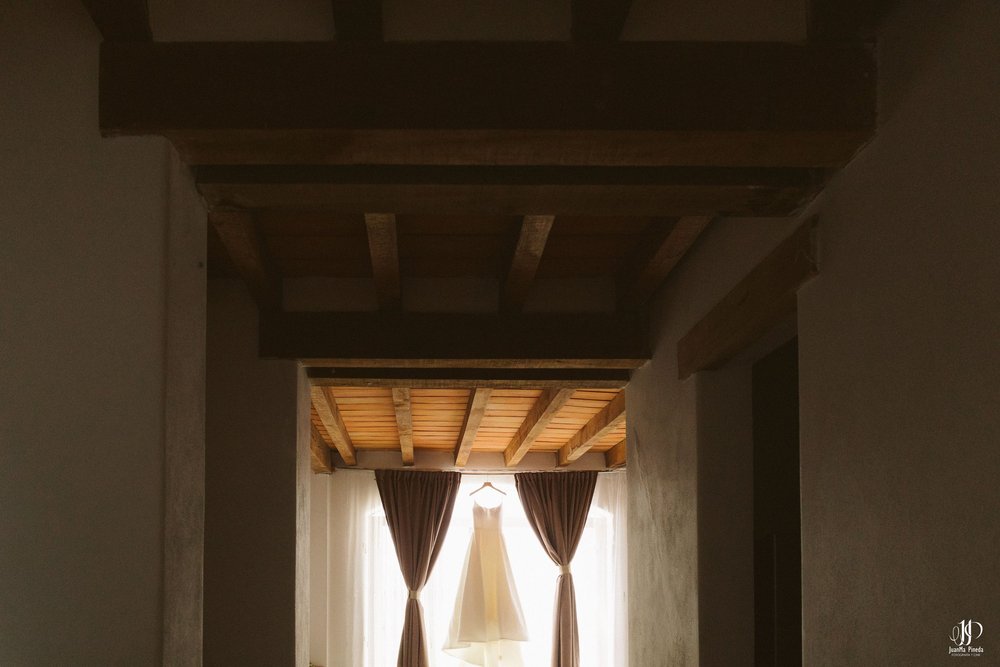 Vestido de novia suspendido en la luz suave del amanecer en El Desván del Recuerdo – el inicio perfecto para tu boda destino en Atotonilco El Alto, Jalisco