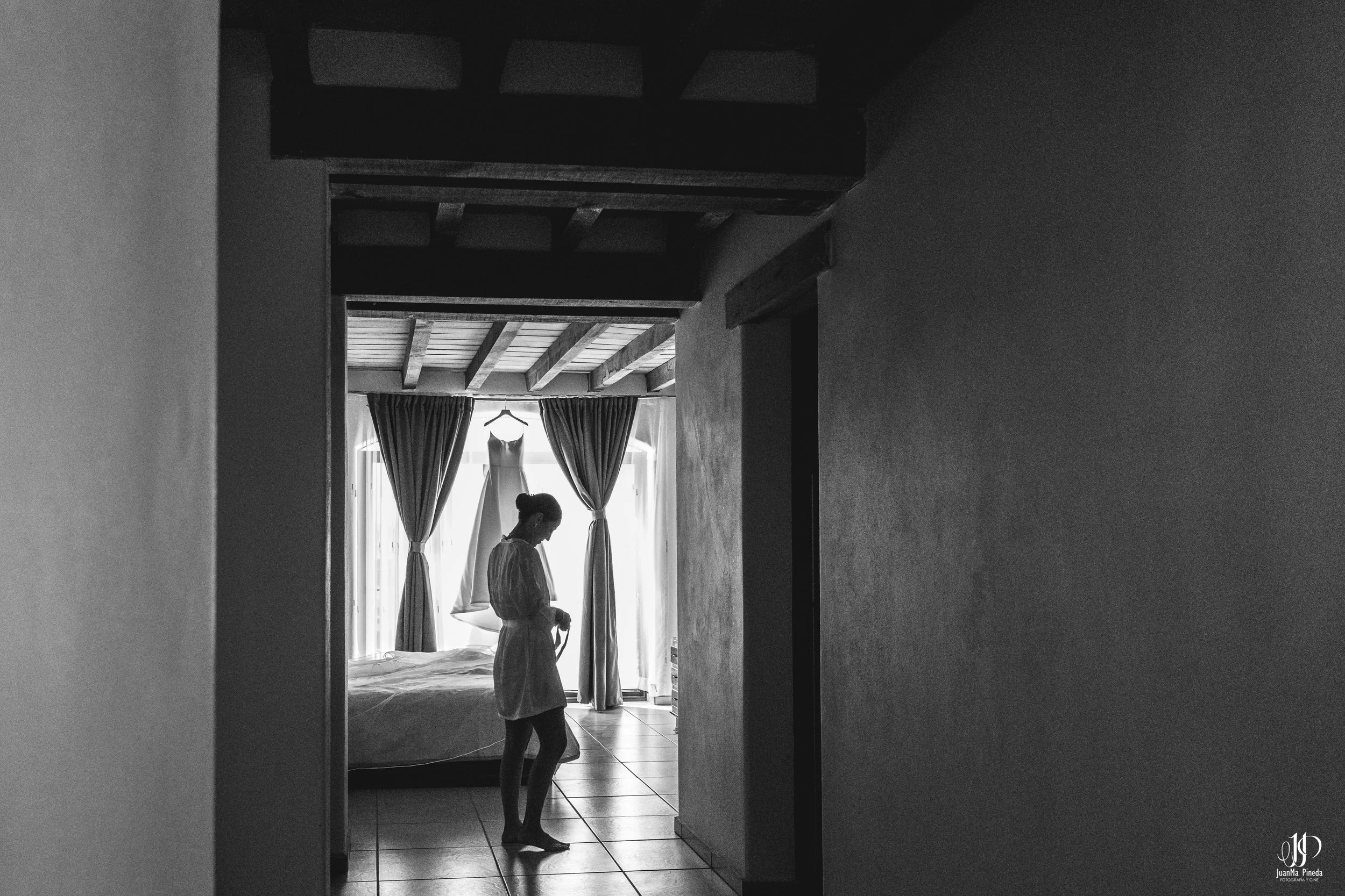 Vestido de novia suspendido en la luz suave del amanecer en El Desván del Recuerdo – el inicio perfecto para tu boda destino en Atotonilco El Alto, Jalisco