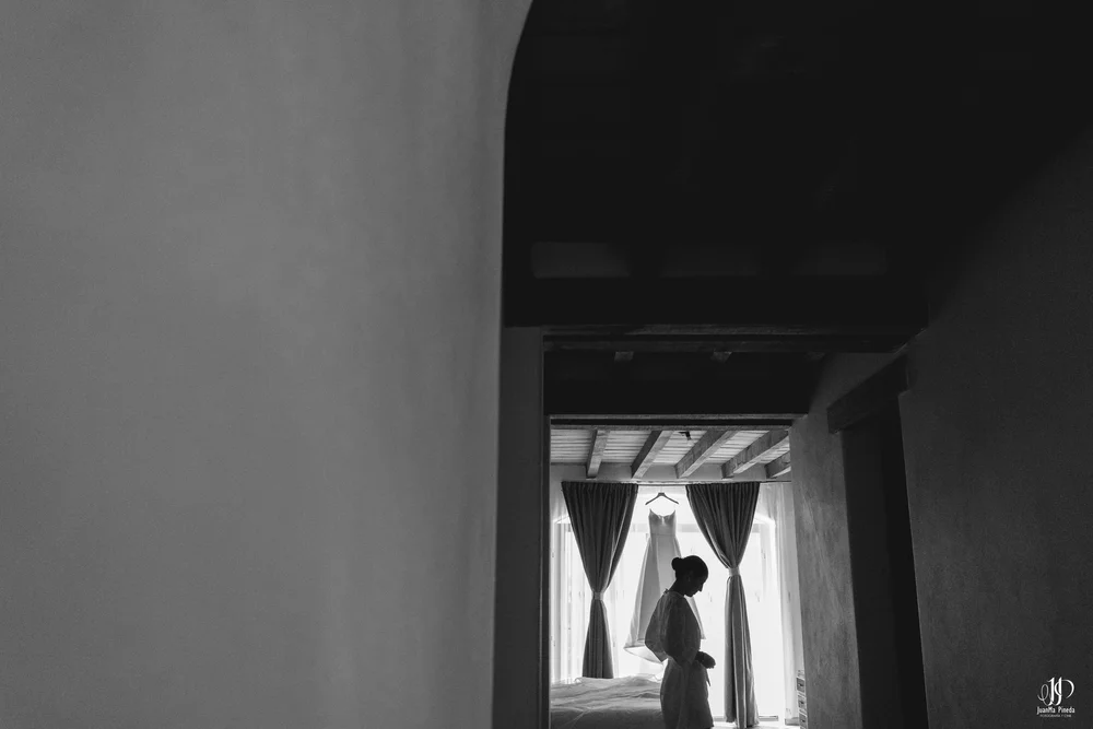 Vestido de novia suspendido en la luz suave del amanecer en El Desván del Recuerdo – el inicio perfecto para tu boda destino en Atotonilco El Alto, Jalisco