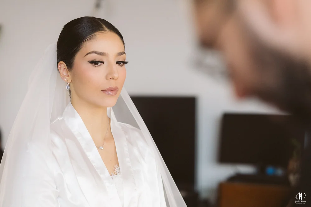 Novia radiante en su momento íntimo de preparación, capturando la esencia y emoción del Día de su Boda Destino en Hotel El Desván del Recuerdo ubicado en Atotonilco El Alto, Jalisco