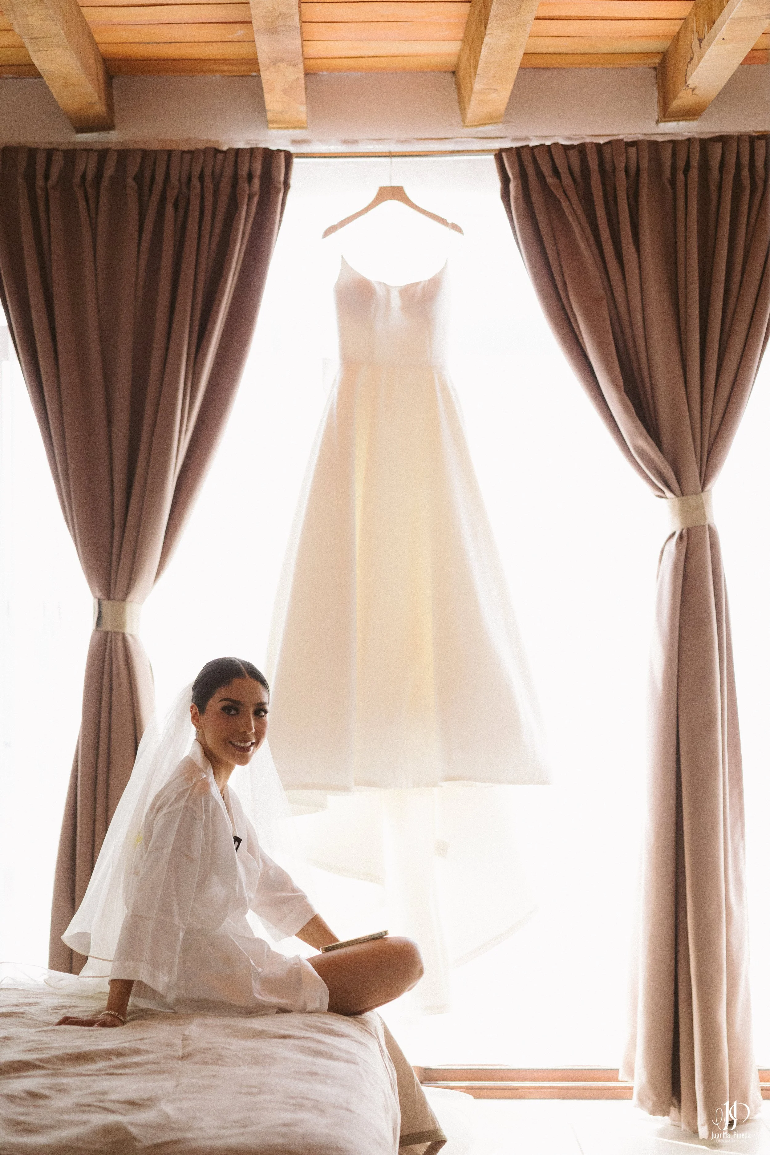 Novia radiante en su momento íntimo de preparación, capturando la esencia y emoción del Día de su Boda Destino en Hotel El Desván del Recuerdo ubicado en Atotonilco El Alto, Jalisco