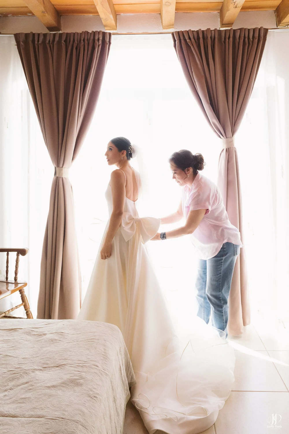 Novia radiante en su momento íntimo de preparación, capturando la esencia y emoción del Día de su Boda Destino en Hotel El Desván del Recuerdo ubicado en Atotonilco El Alto, Jalisco
