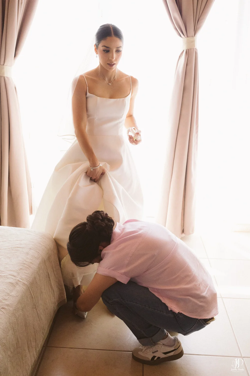 Novia radiante en su momento íntimo de preparación, capturando la esencia y emoción del Día de su Boda Destino en Hotel El Desván del Recuerdo ubicado en Atotonilco El Alto, Jalisco