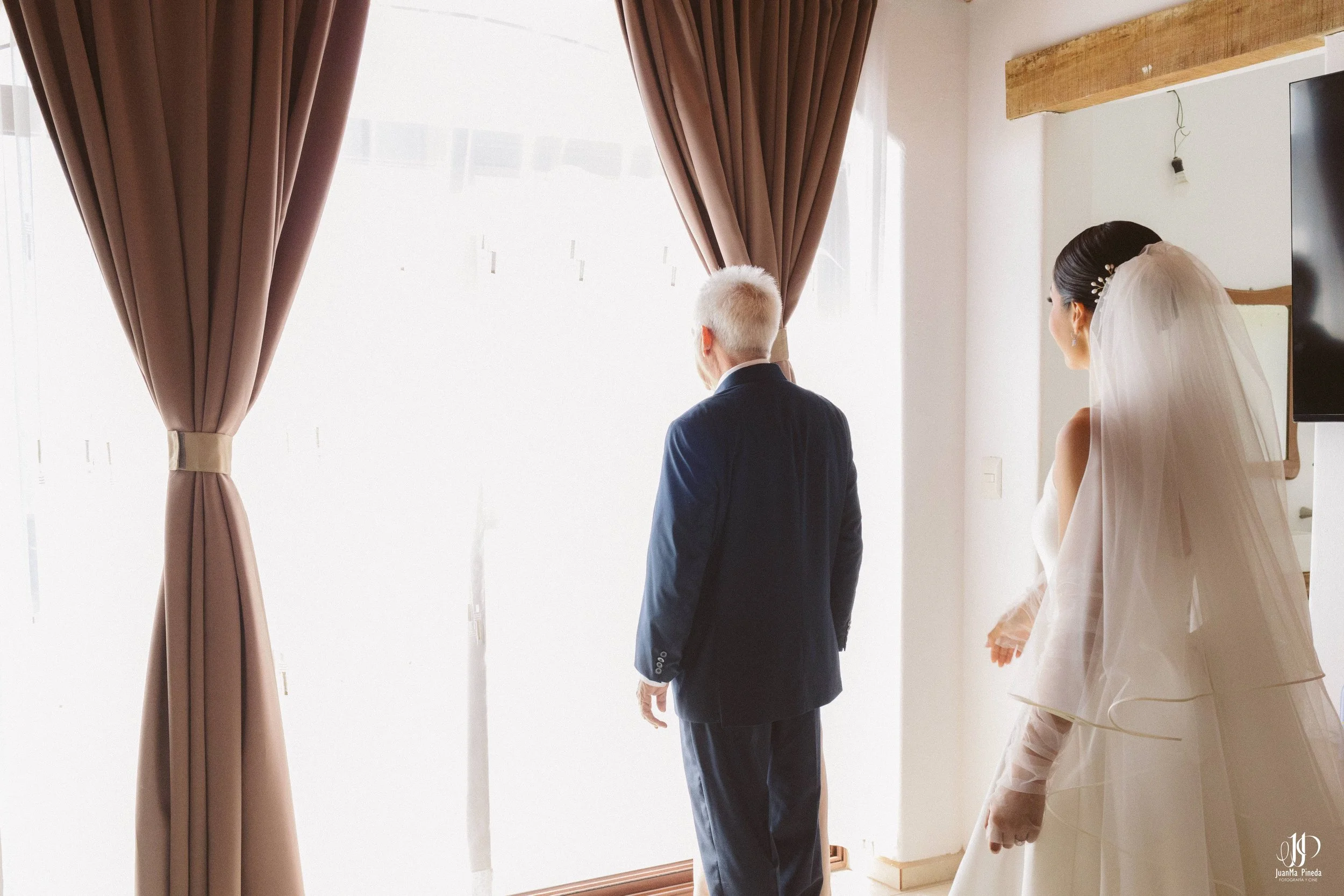 El último abrazo antes del sí: Un momento eterno entre novia y padre en El Desván del Recuerdo, Atotonilco El Alto | Servicios exclusivos de fotografía de bodas destino