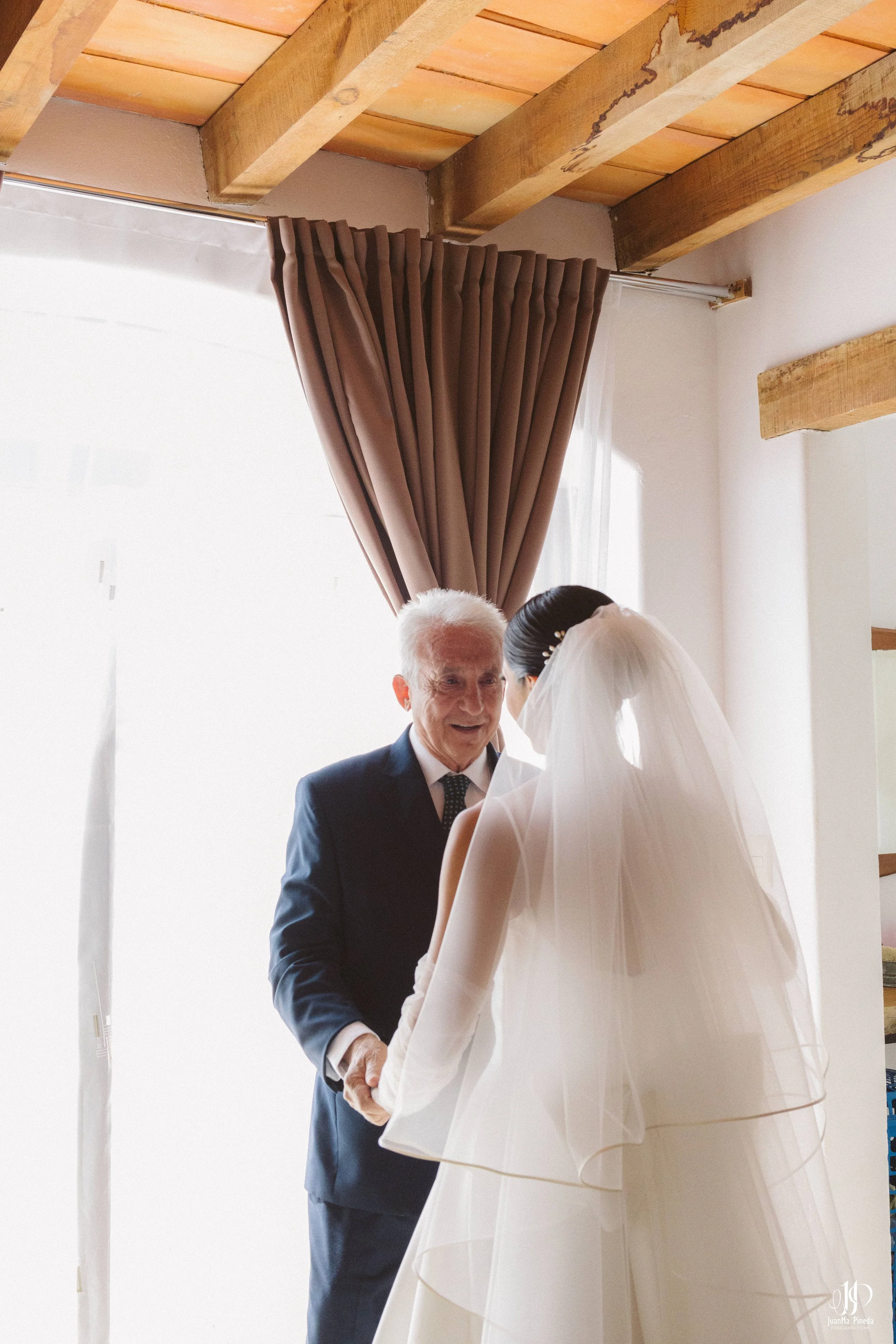 El último abrazo antes del sí: Un momento eterno entre novia y padre en El Desván del Recuerdo, Atotonilco El Alto | Servicios exclusivos de fotografía de bodas destino