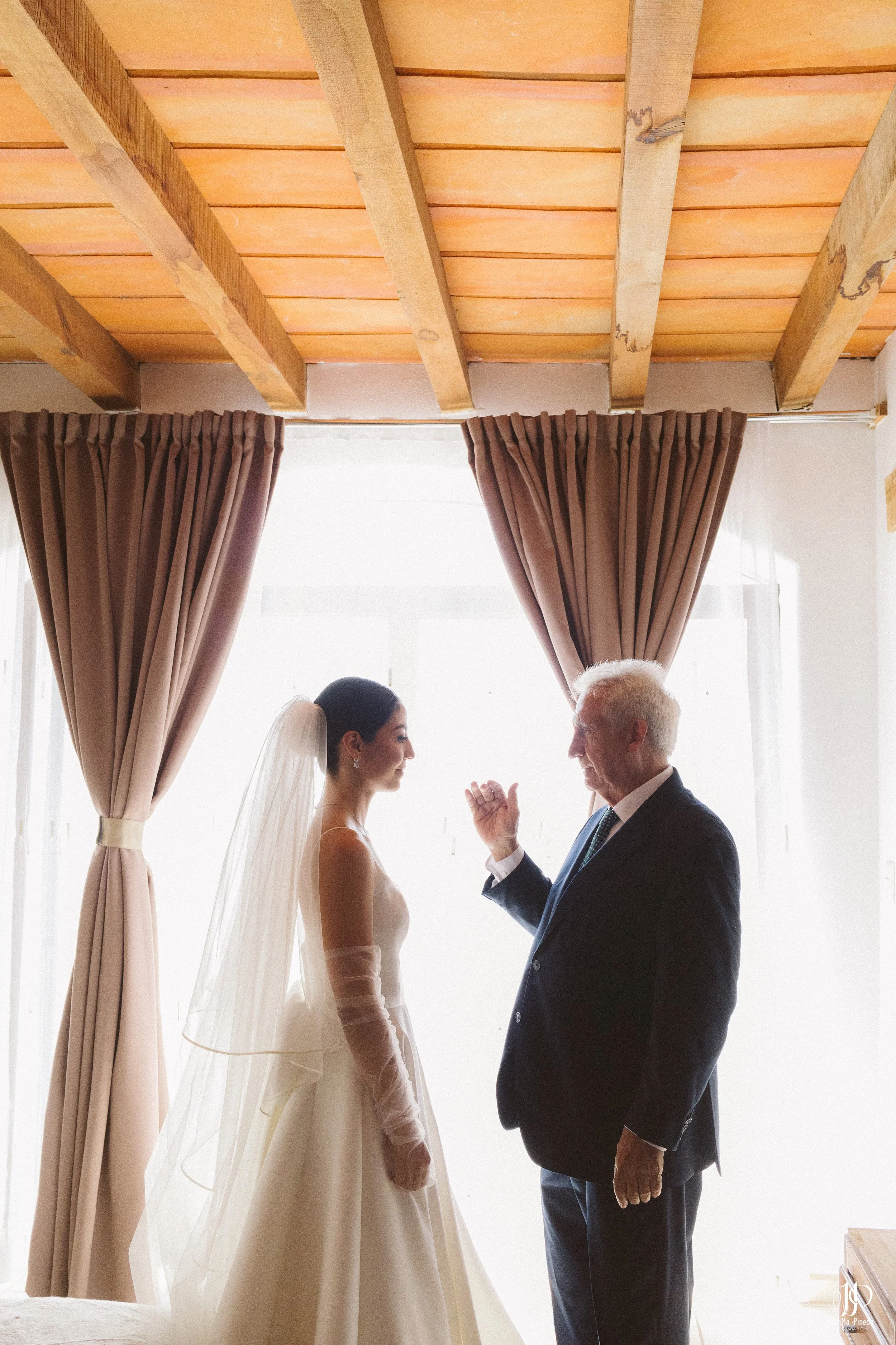 El último abrazo antes del sí: Un momento eterno entre novia y padre en El Desván del Recuerdo, Atotonilco El Alto | Servicios exclusivos de fotografía de bodas destino