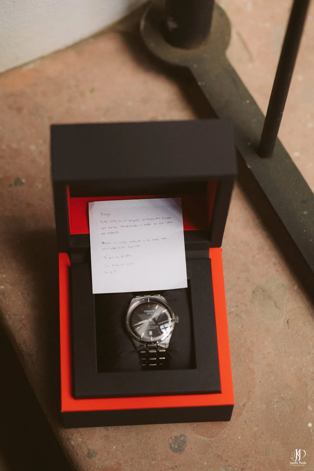 La Elegancia de un Momento: El Novio en El Desván del Recuerdo, listo para su Boda Destino en Atotonilco El Alto, Jalisco – Capturamos emoción detalle de instantes previos al gran "Sí quiero"