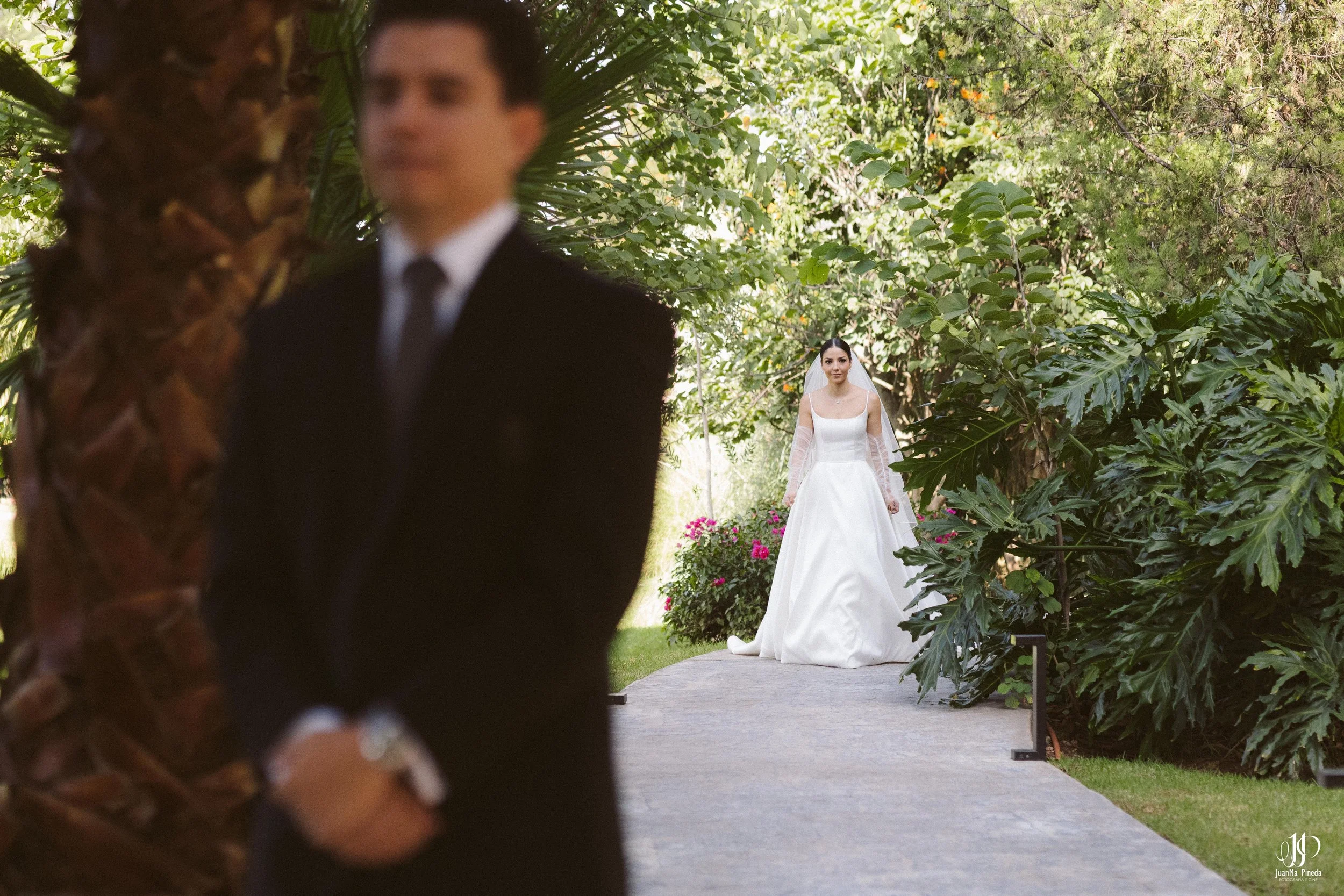 El primer encuentro que selló su amor en Arbolada - Jardín de Eventos, Atotonilco el Alto | Fotógrafo Especializado en Bodas Destino.