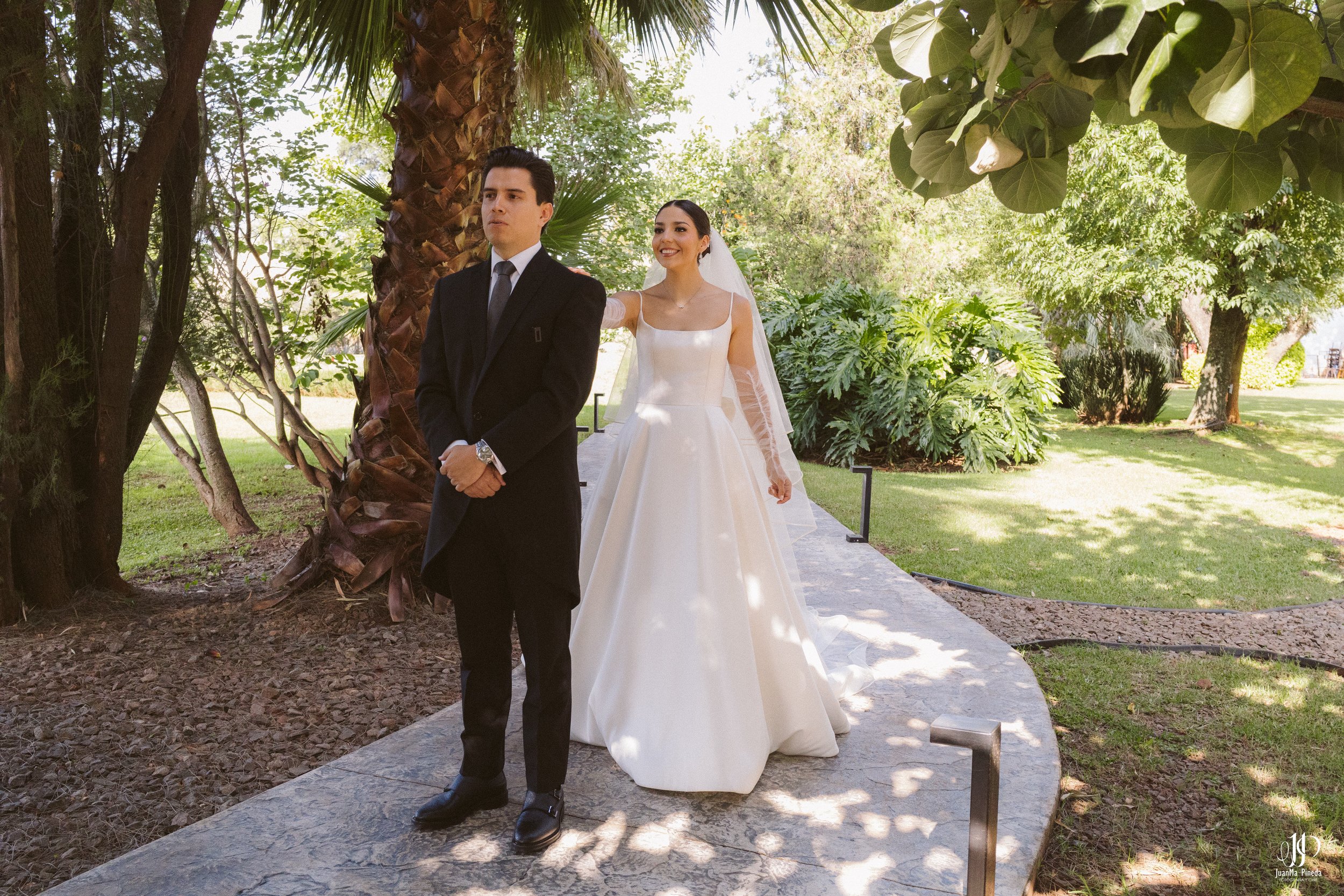 El primer encuentro que selló su amor en Arbolada - Jardín de Eventos, Atotonilco el Alto | Fotógrafo Especializado en Bodas Destino.