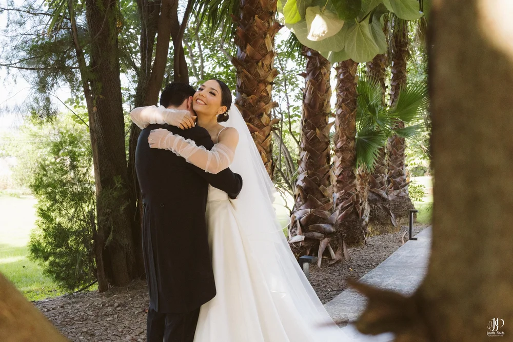 El primer encuentro que selló su amor en Arbolada - Jardín de Eventos, Atotonilco el Alto | Fotógrafo Especializado en Bodas Destino.