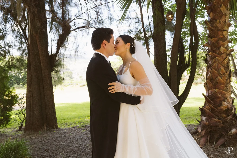 El primer encuentro que selló su amor en Arbolada - Jardín de Eventos, Atotonilco el Alto | Fotógrafo Especializado en Bodas Destino.