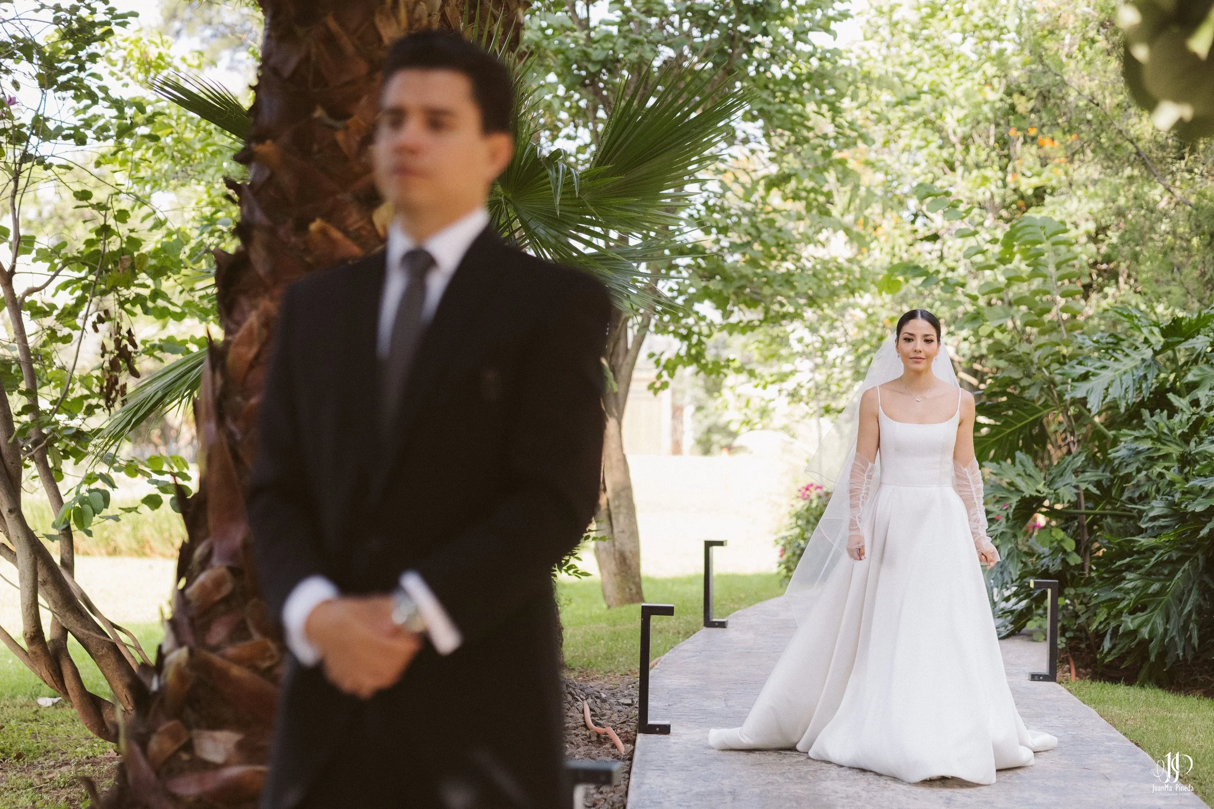 El primer encuentro que selló su amor en Arbolada - Jardín de Eventos, Atotonilco el Alto | Fotógrafo Especializado en Bodas Destino.