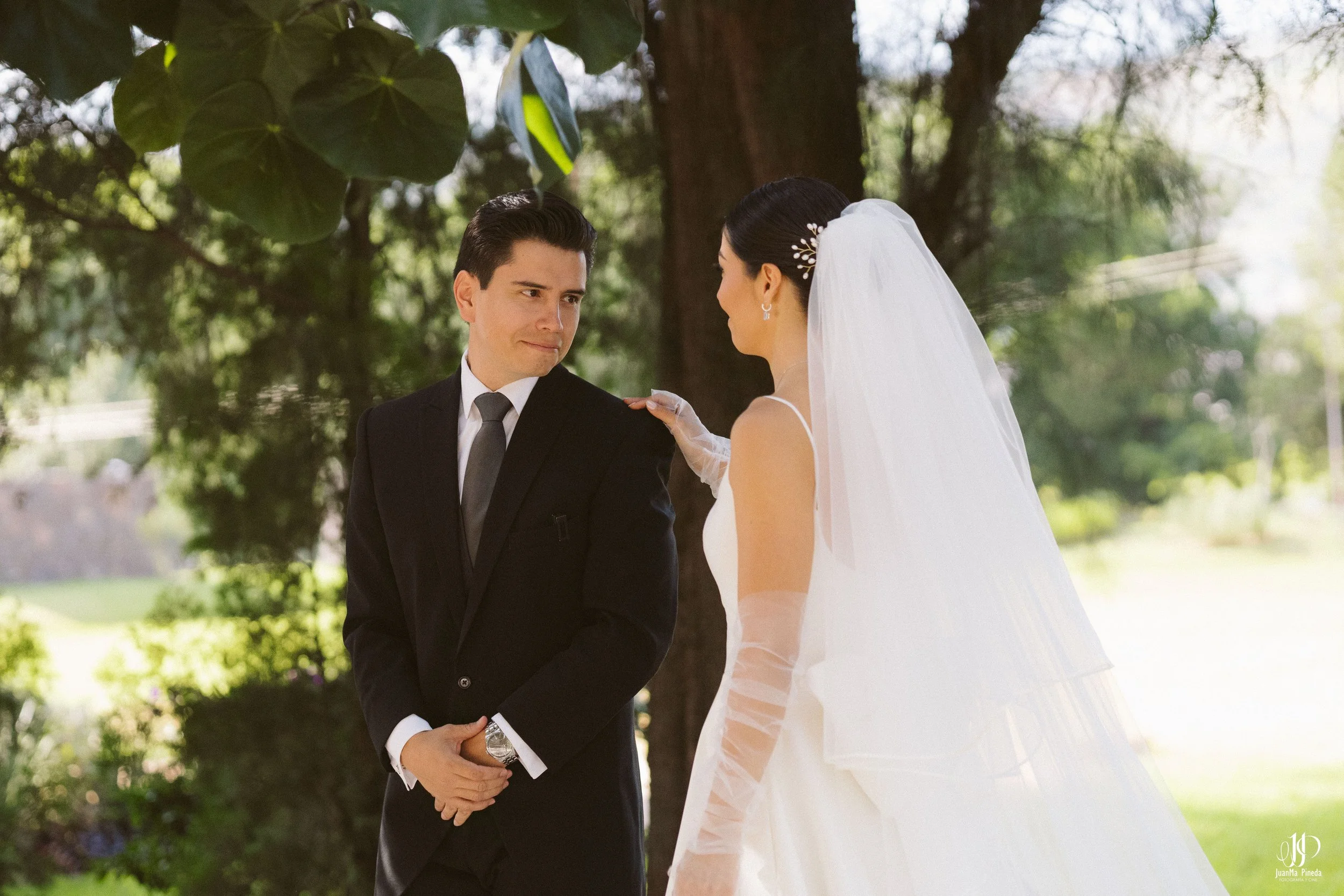 El primer encuentro que selló su amor en Arbolada - Jardín de Eventos, Atotonilco el Alto | Fotógrafo Especializado en Bodas Destino.