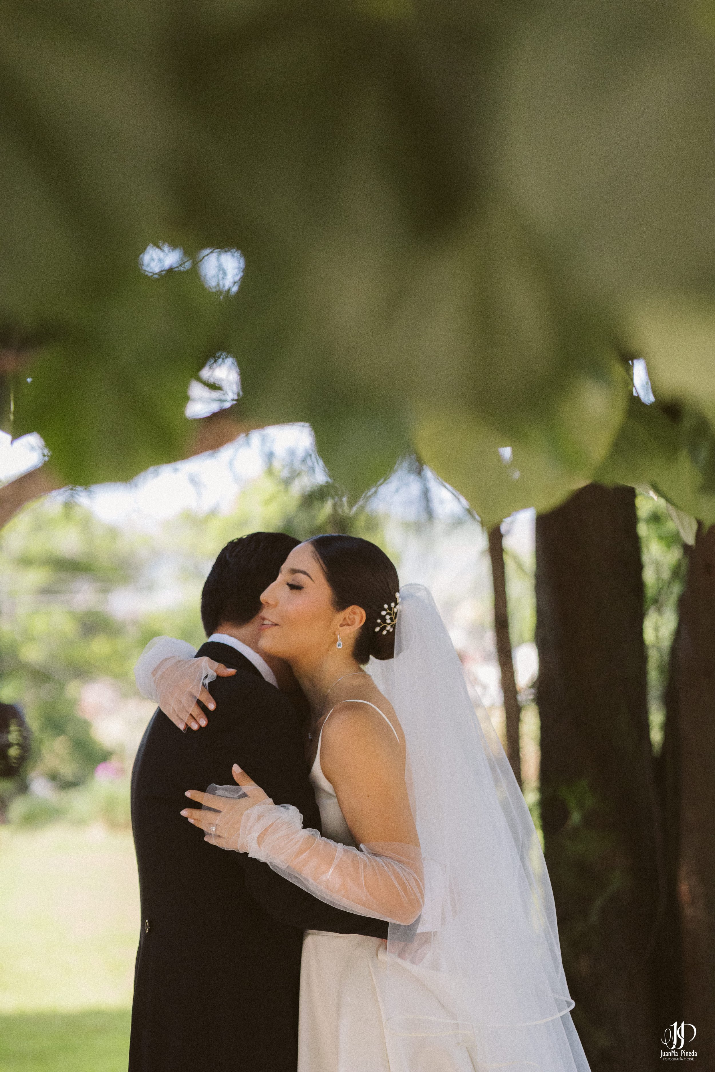 El primer encuentro que selló su amor en Arbolada - Jardín de Eventos, Atotonilco el Alto | Fotógrafo Especializado en Bodas Destino.