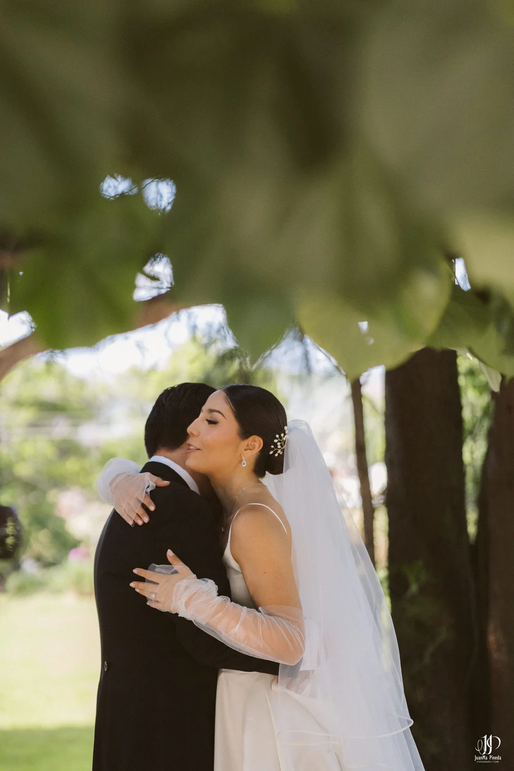 El primer encuentro que selló su amor en Arbolada - Jardín de Eventos, Atotonilco el Alto | Fotógrafo Especializado en Bodas Destino.