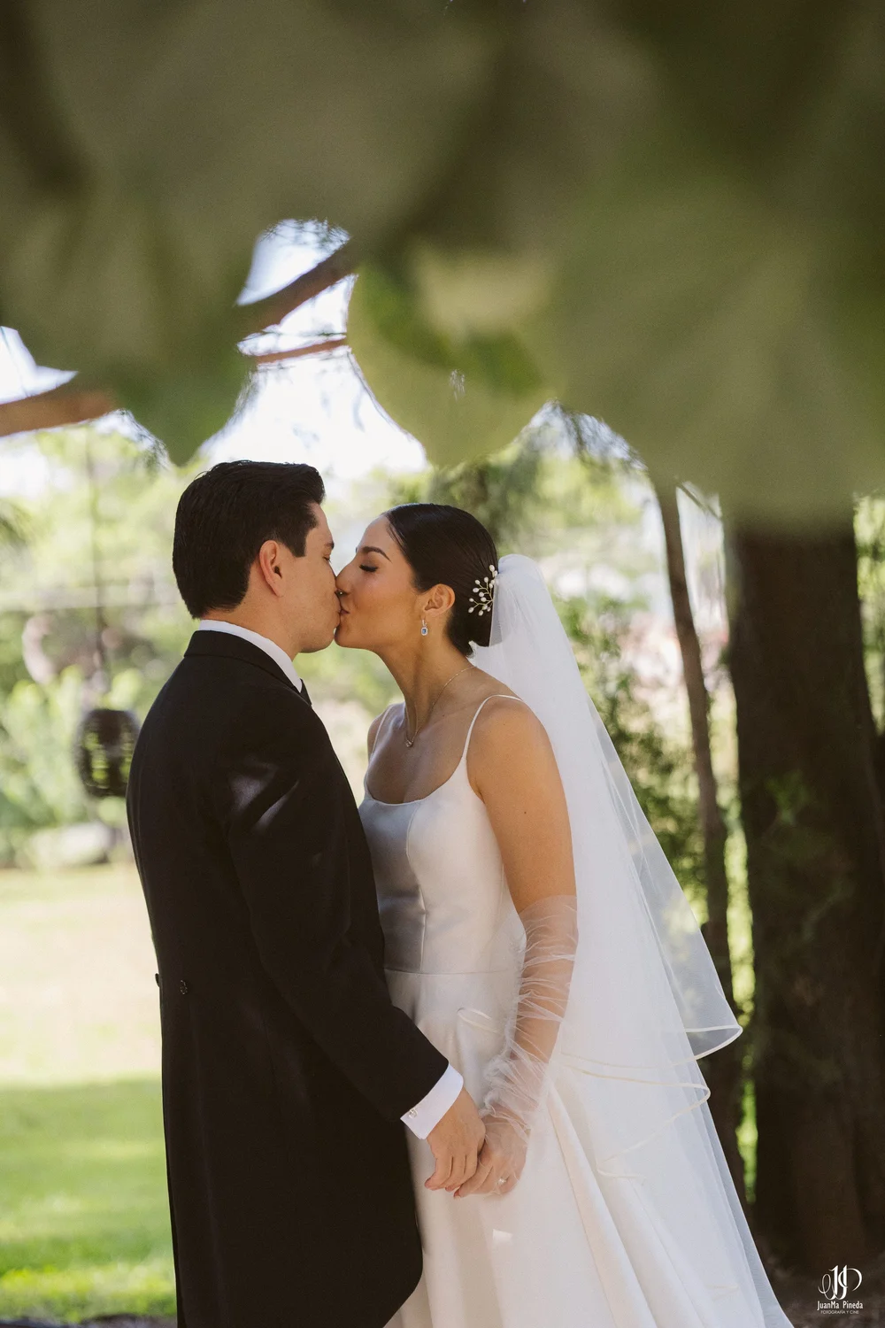 El primer encuentro que selló su amor en Arbolada - Jardín de Eventos, Atotonilco el Alto | Fotógrafo Especializado en Bodas Destino.
