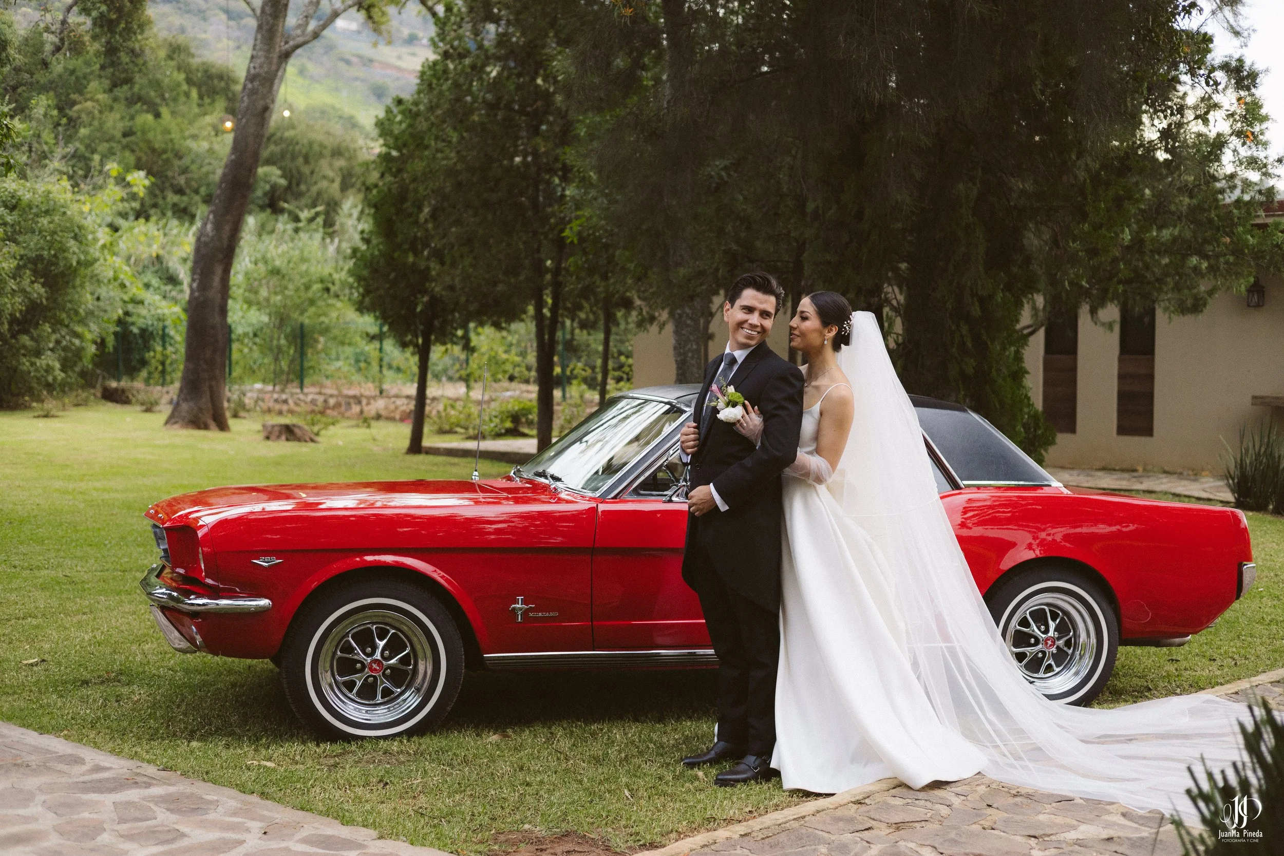 Mustang, símbolo de Elegancia y Romance para Sesión de Fotos Formales en la Arbolada de Atotonilco El Alto para una Boda Destino
