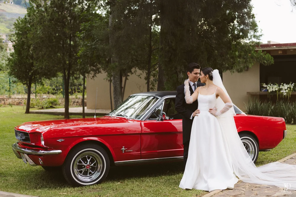 Mustang, símbolo de Elegancia y Romance para Sesión de Fotos Formales en la Arbolada de Atotonilco El Alto para una Boda Destino