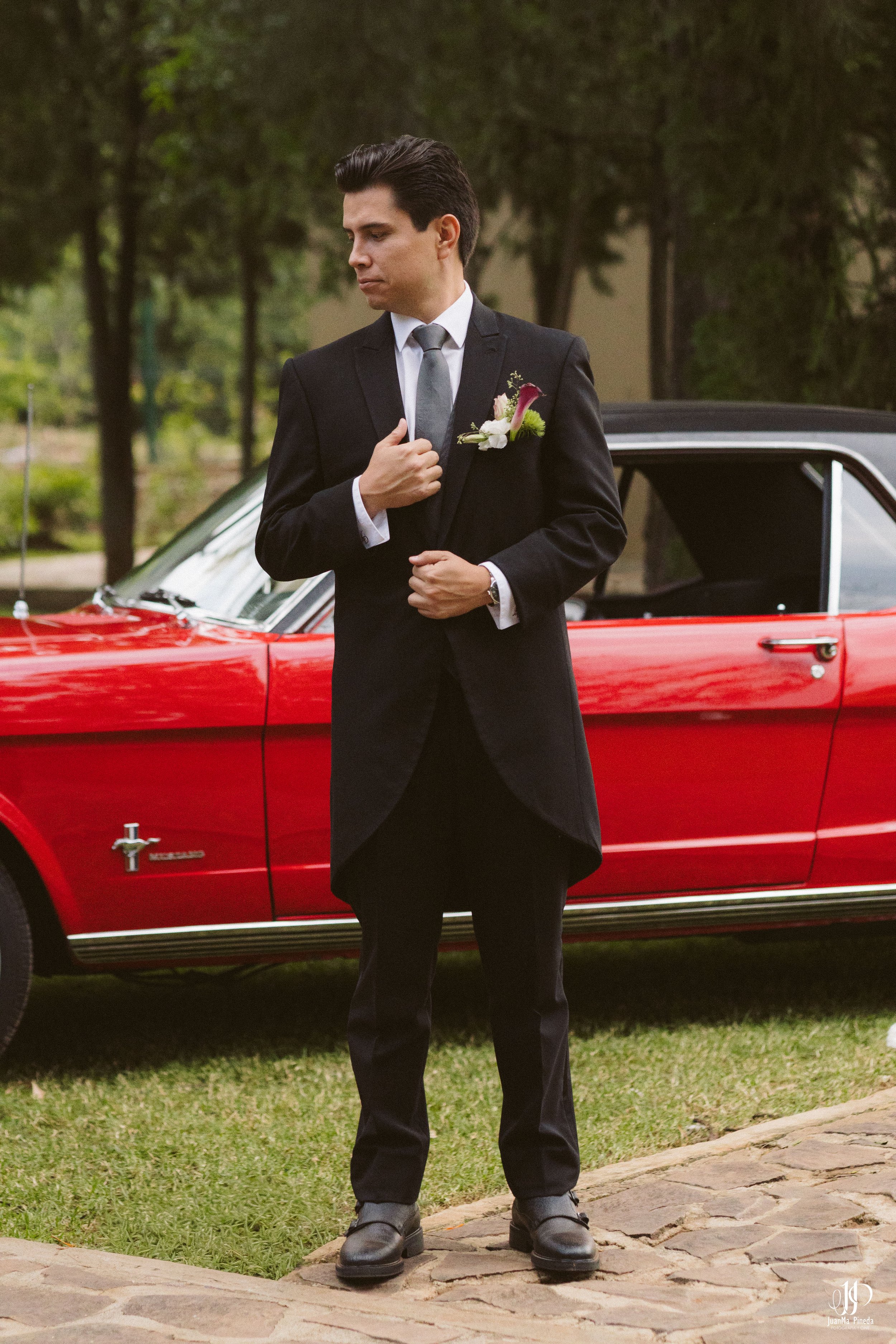 Mustang, símbolo de Elegancia y Romance para Sesión de Fotos Formales en la Arbolada de Atotonilco El Alto para una Boda Destino