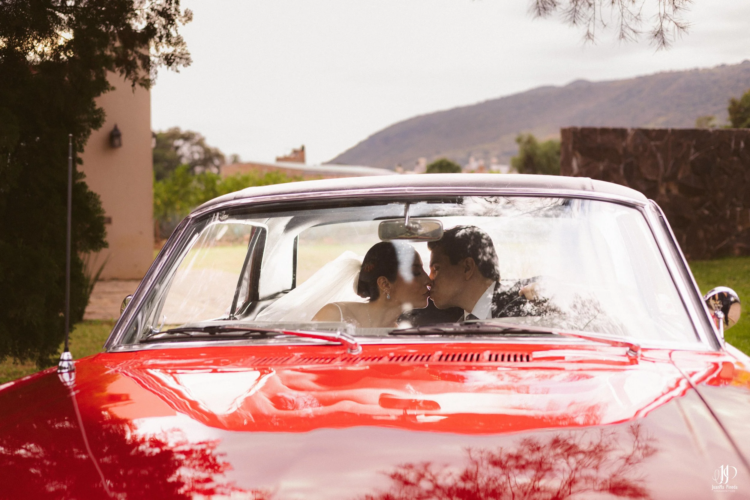 Mustang, símbolo de Elegancia y Romance para Sesión de Fotos Formales en la Arbolada de Atotonilco El Alto para una Boda Destino