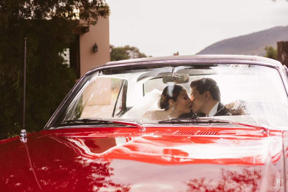 Mustang, símbolo de Elegancia y Romance para Sesión de Fotos Formales en la Arbolada de Atotonilco El Alto para una Boda Destino