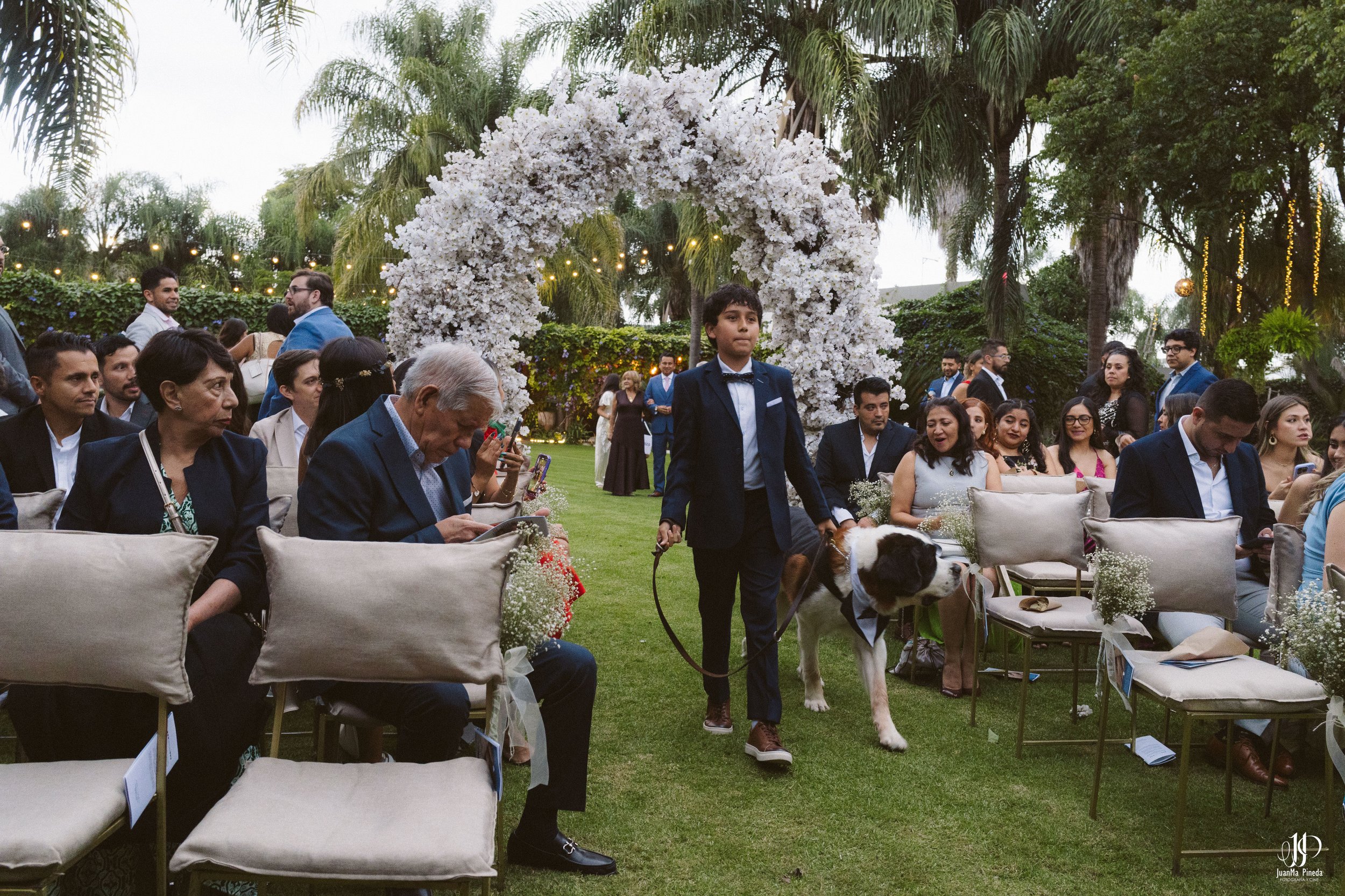 Un Vínculo Sagrado en Quinta Los Agapantos: Capturando la Esencia de Tu Ceremonia Religiosa en Guadalajara