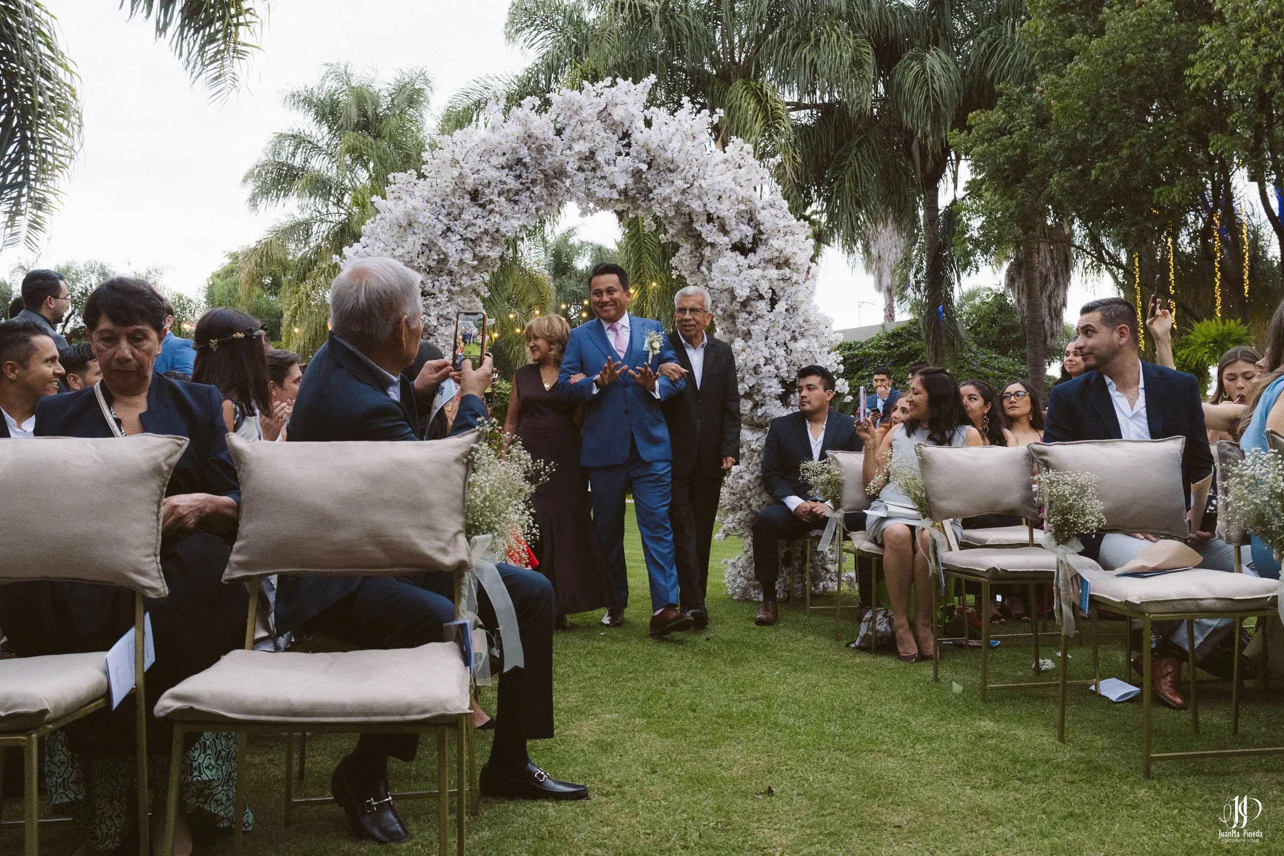 Un Vínculo Sagrado en Quinta Los Agapantos: Capturando la Esencia de Tu Ceremonia Religiosa en Guadalajara