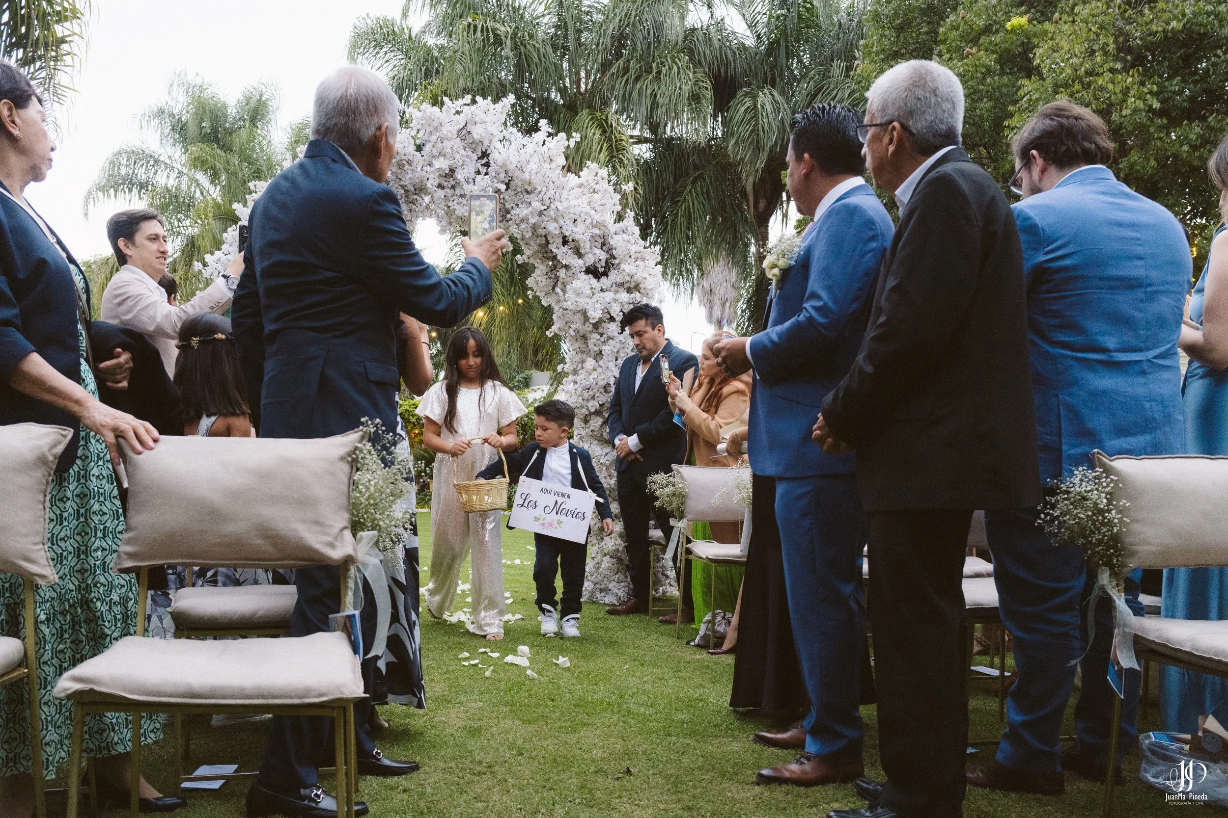 Un Vínculo Sagrado en Quinta Los Agapantos: Capturando la Esencia de Tu Ceremonia Religiosa en Guadalajara
