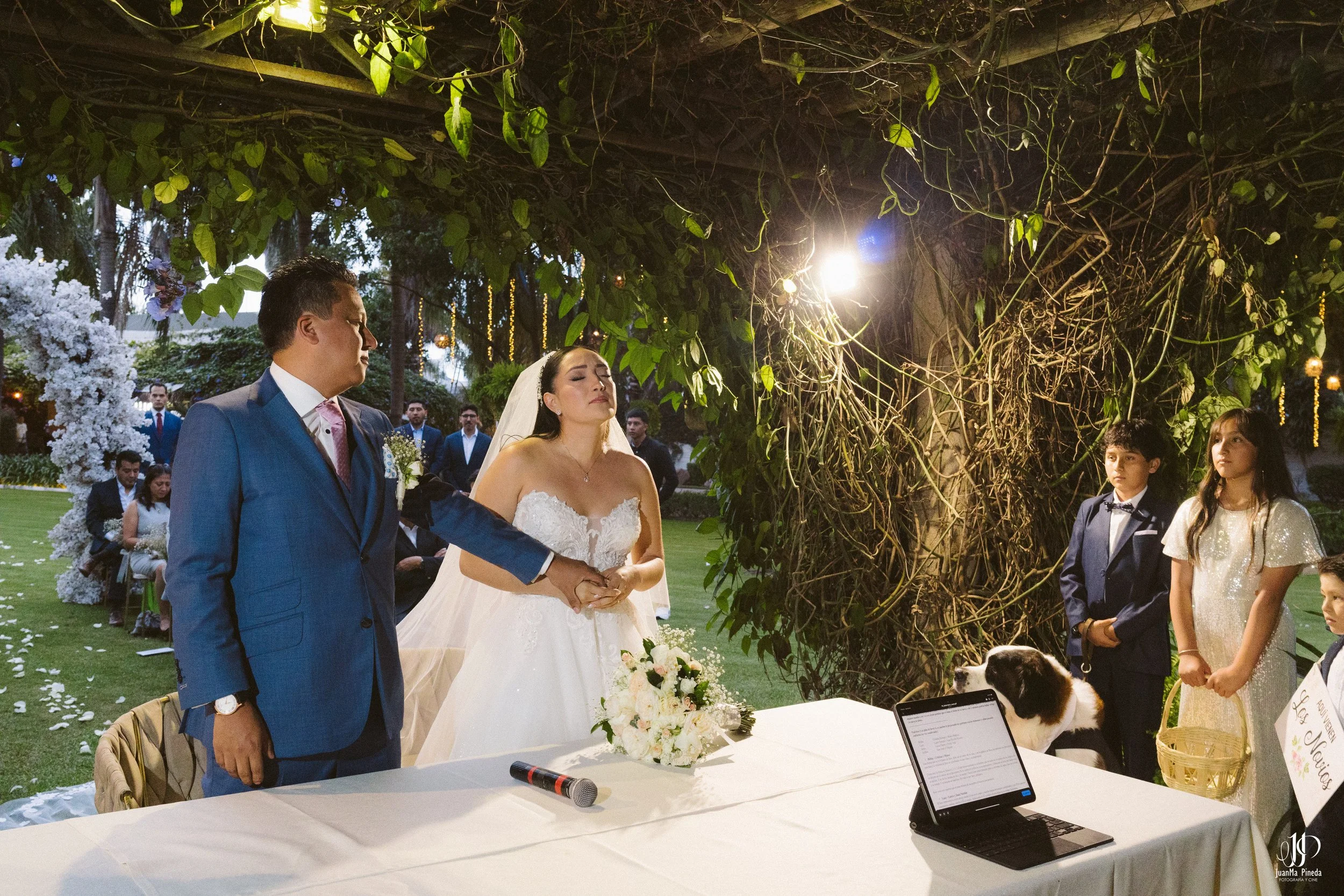 Un Vínculo Sagrado en Quinta Los Agapantos: Capturando la Esencia de Tu Ceremonia Religiosa en Guadalajara