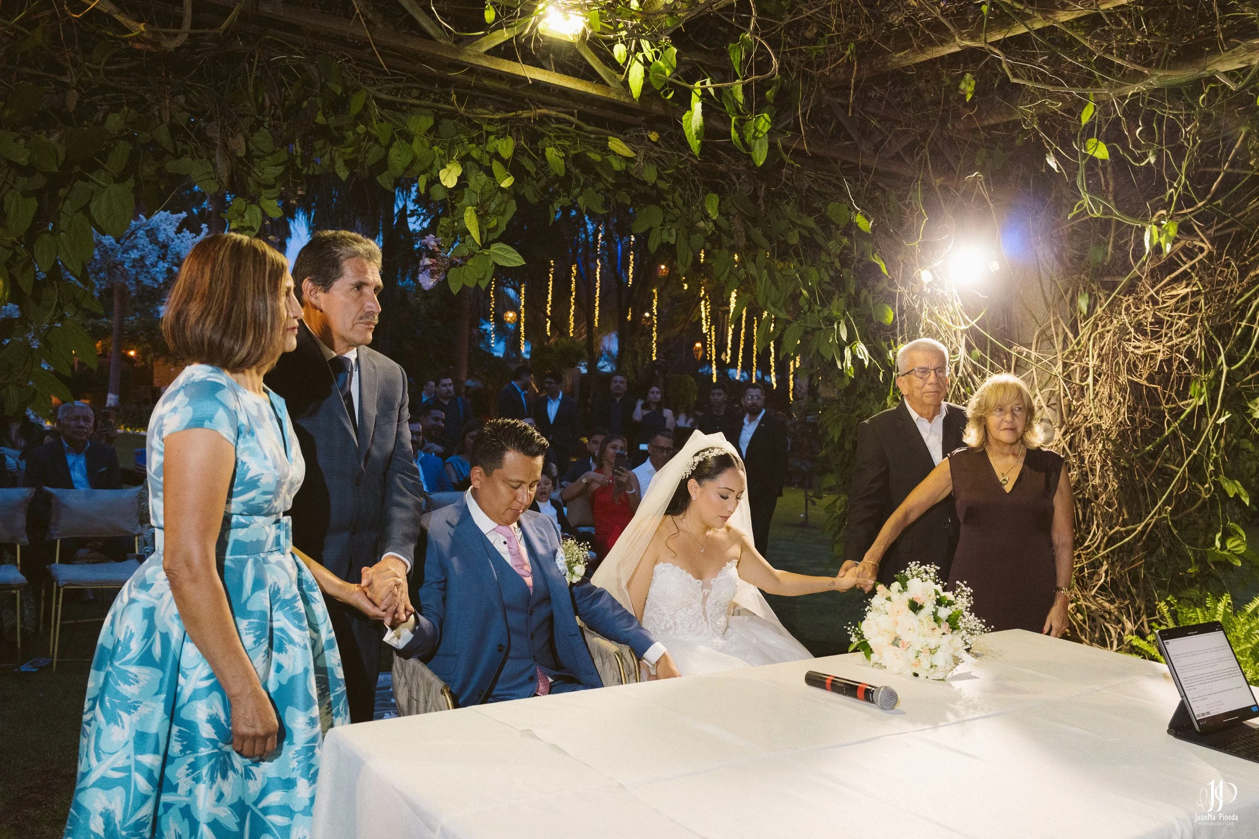 Un Vínculo Sagrado en Quinta Los Agapantos: Capturando la Esencia de Tu Ceremonia Religiosa en Guadalajara