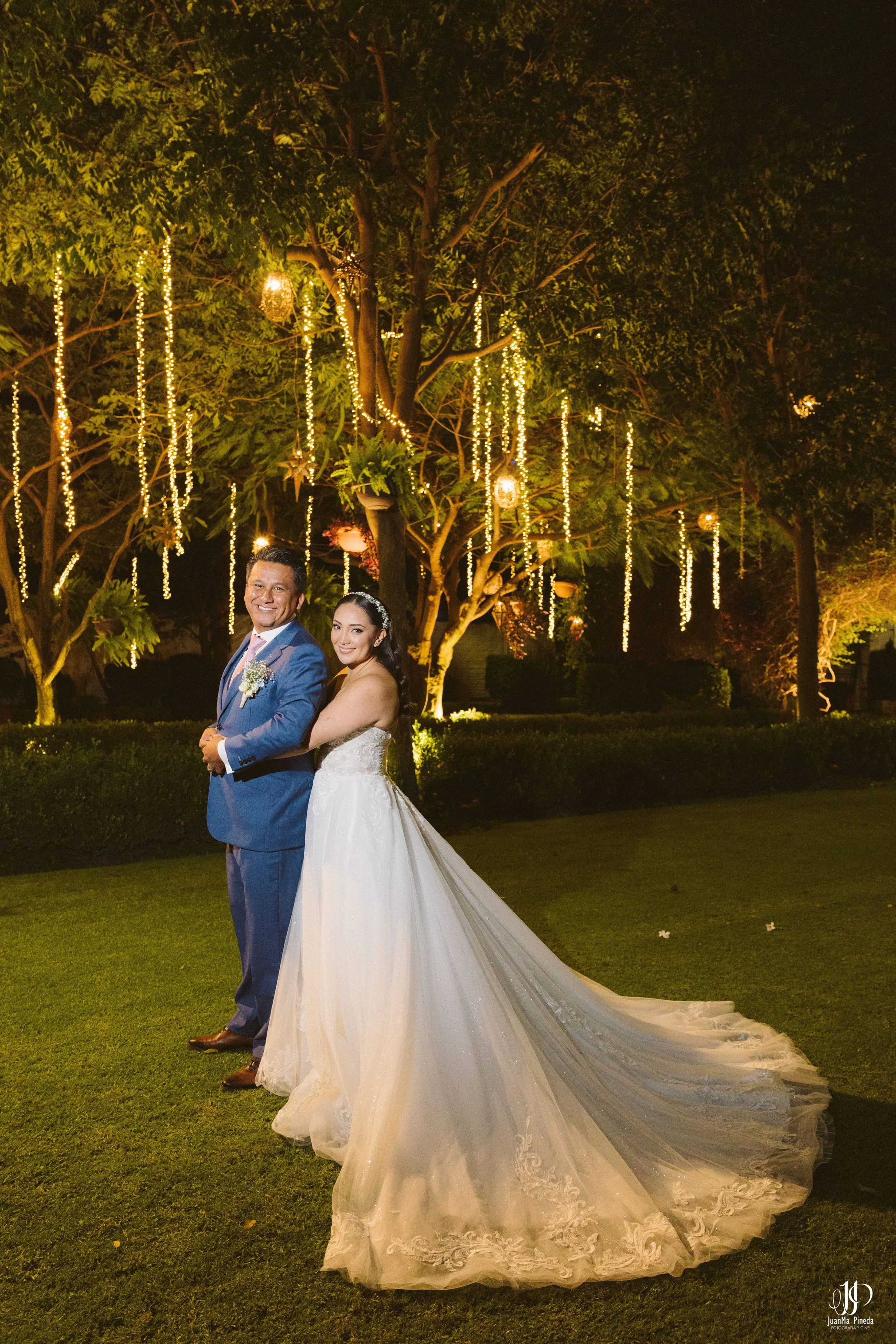 Elegancia Eterna: Sesión Formal de Pareja en el Día de su Boda en Quinta Los Agapantos, Guadalajara, Jalisco