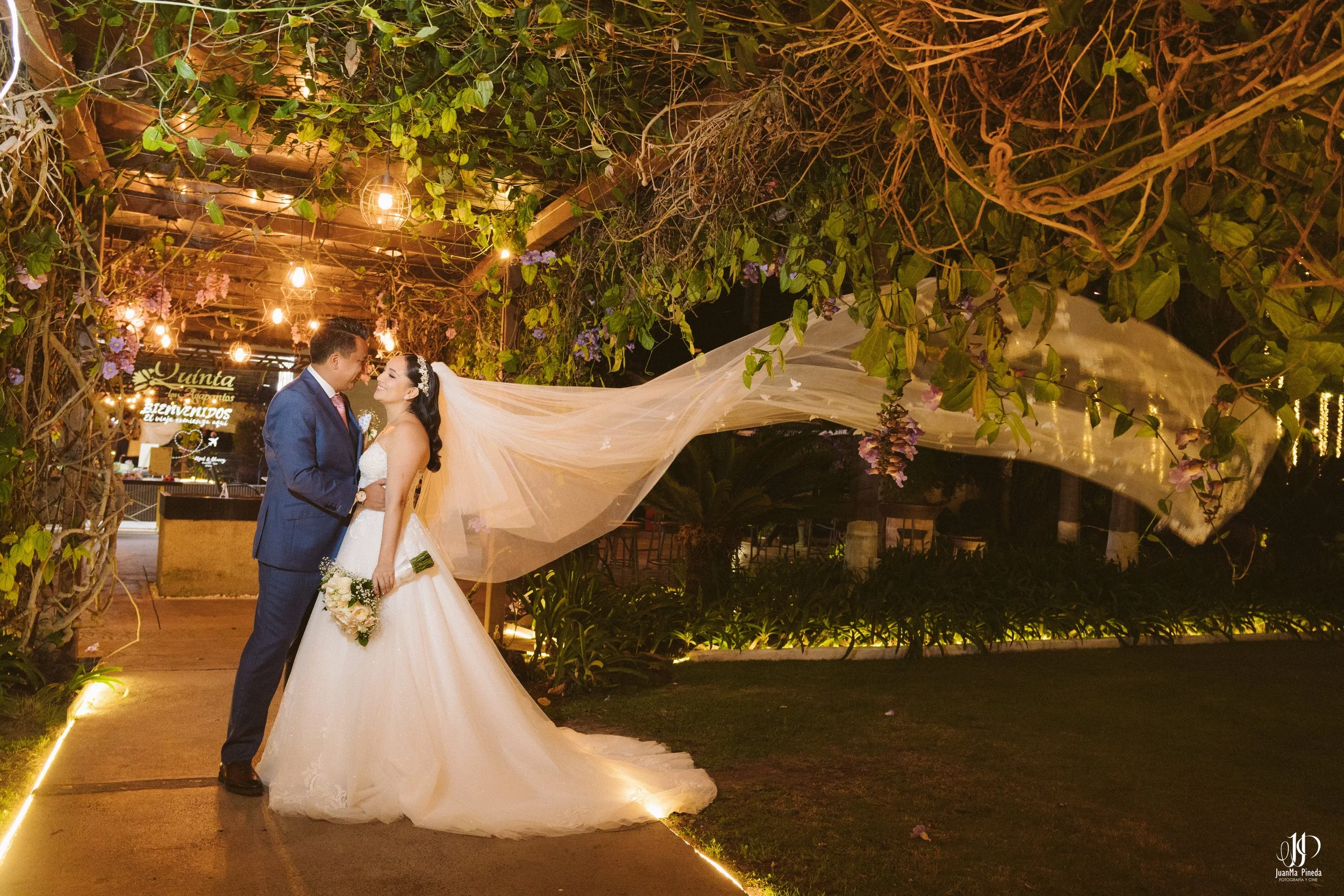 Elegancia Eterna: Sesión Formal de Pareja en el Día de su Boda en Quinta Los Agapantos, Guadalajara, Jalisco