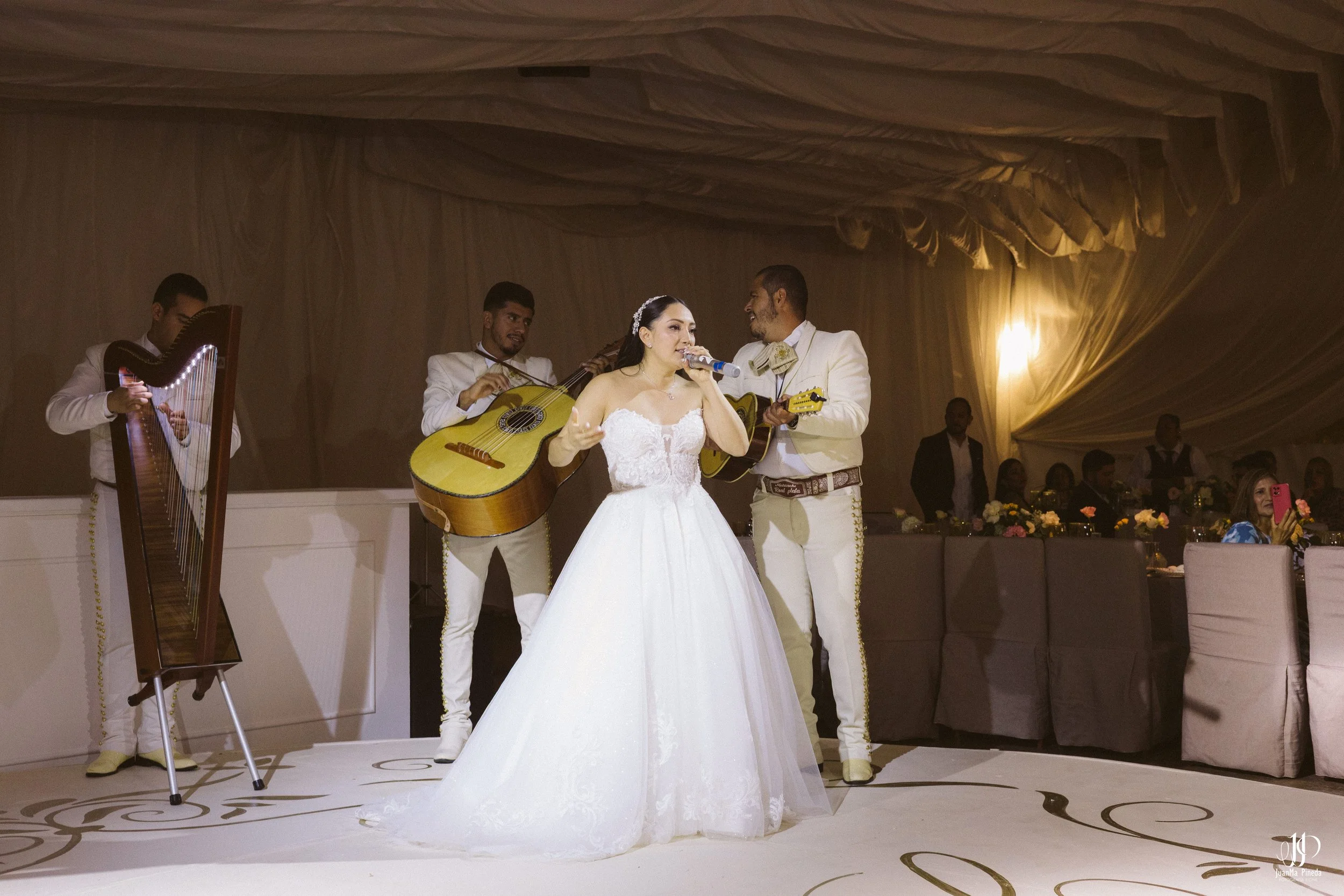 Un momento eterno: Celebrando el amor en la Recepción Social de Quinta Los Agapantos, Guadalajara.
