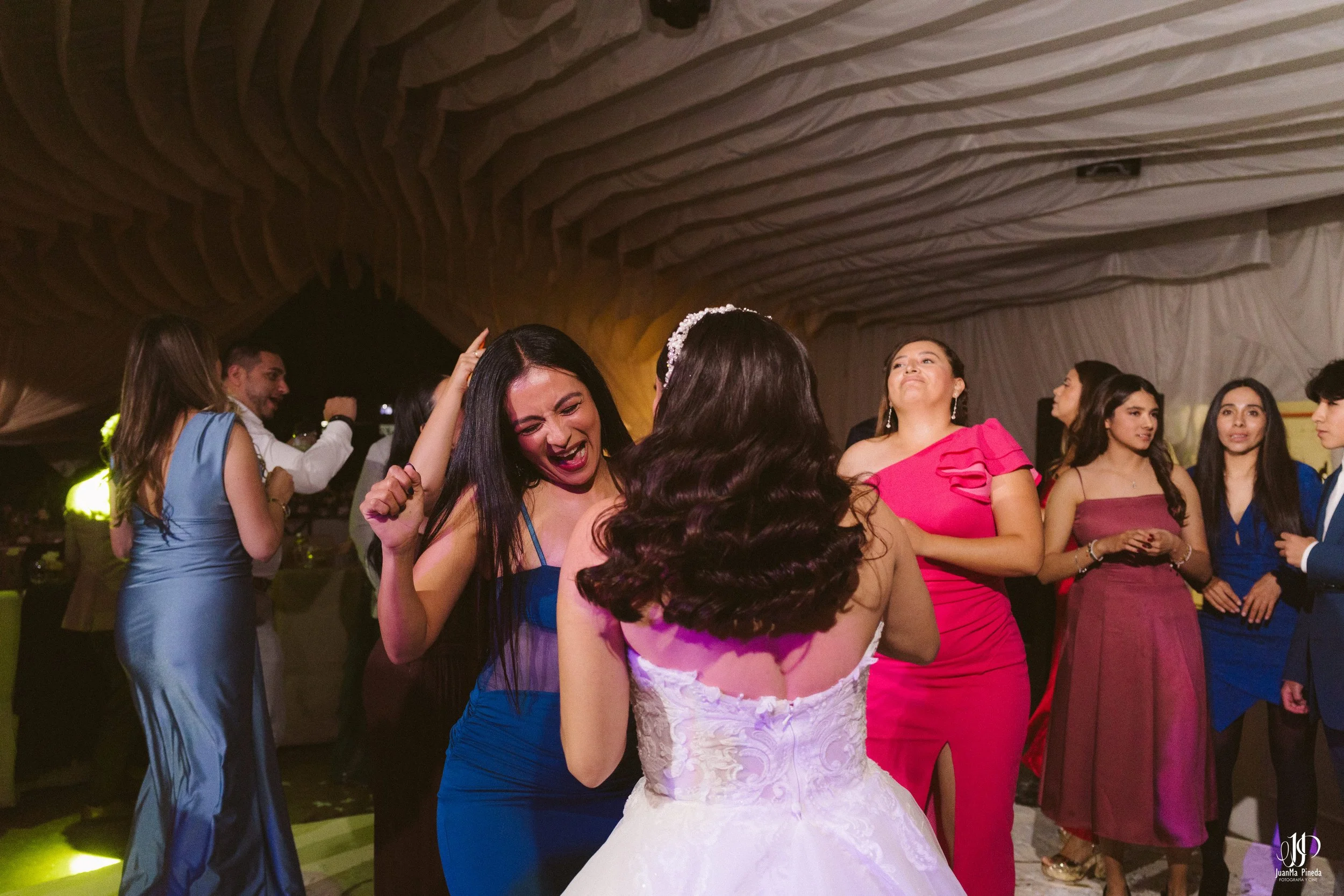 Un momento eterno: Celebrando el amor en la Recepción Social de Quinta Los Agapantos, Guadalajara.