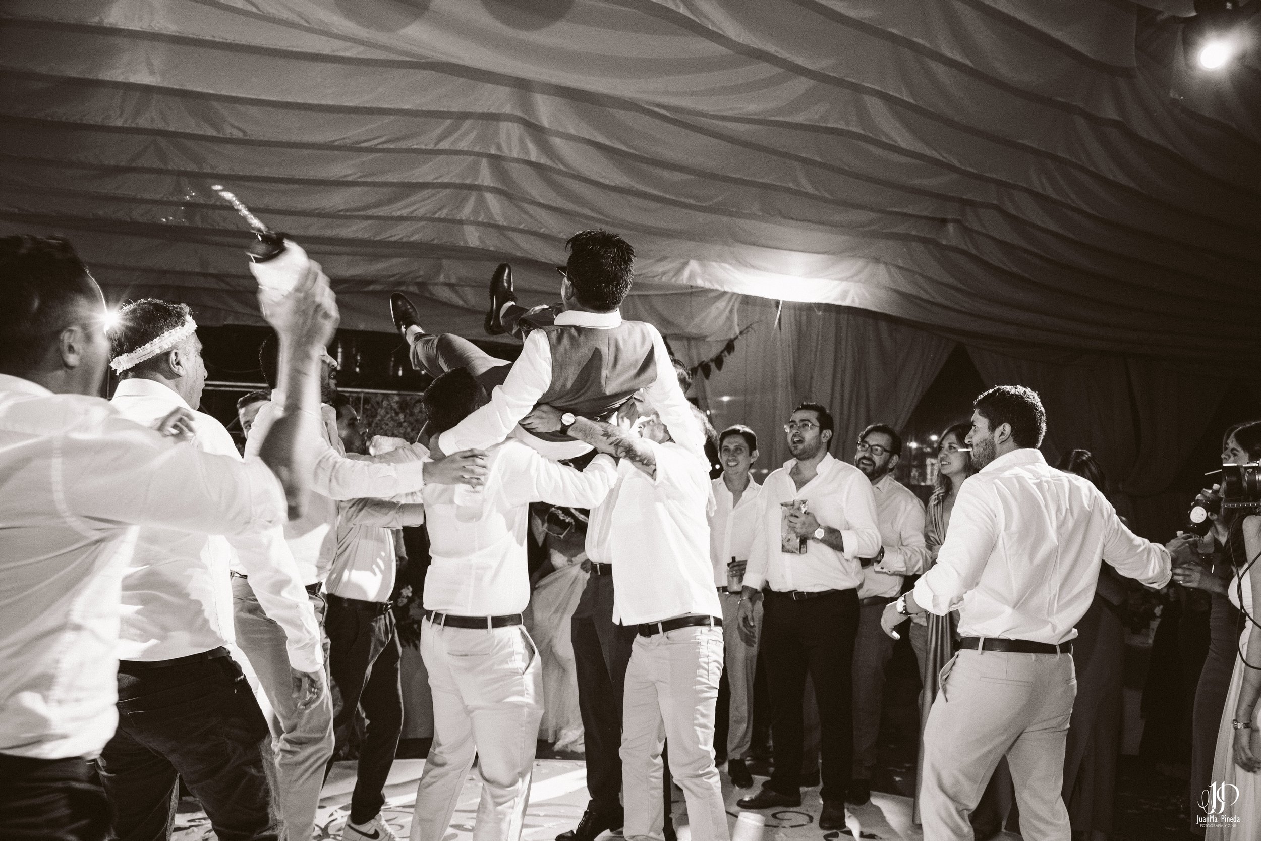 Un momento eterno: Celebrando el amor en la Recepción Social de Quinta Los Agapantos, Guadalajara.