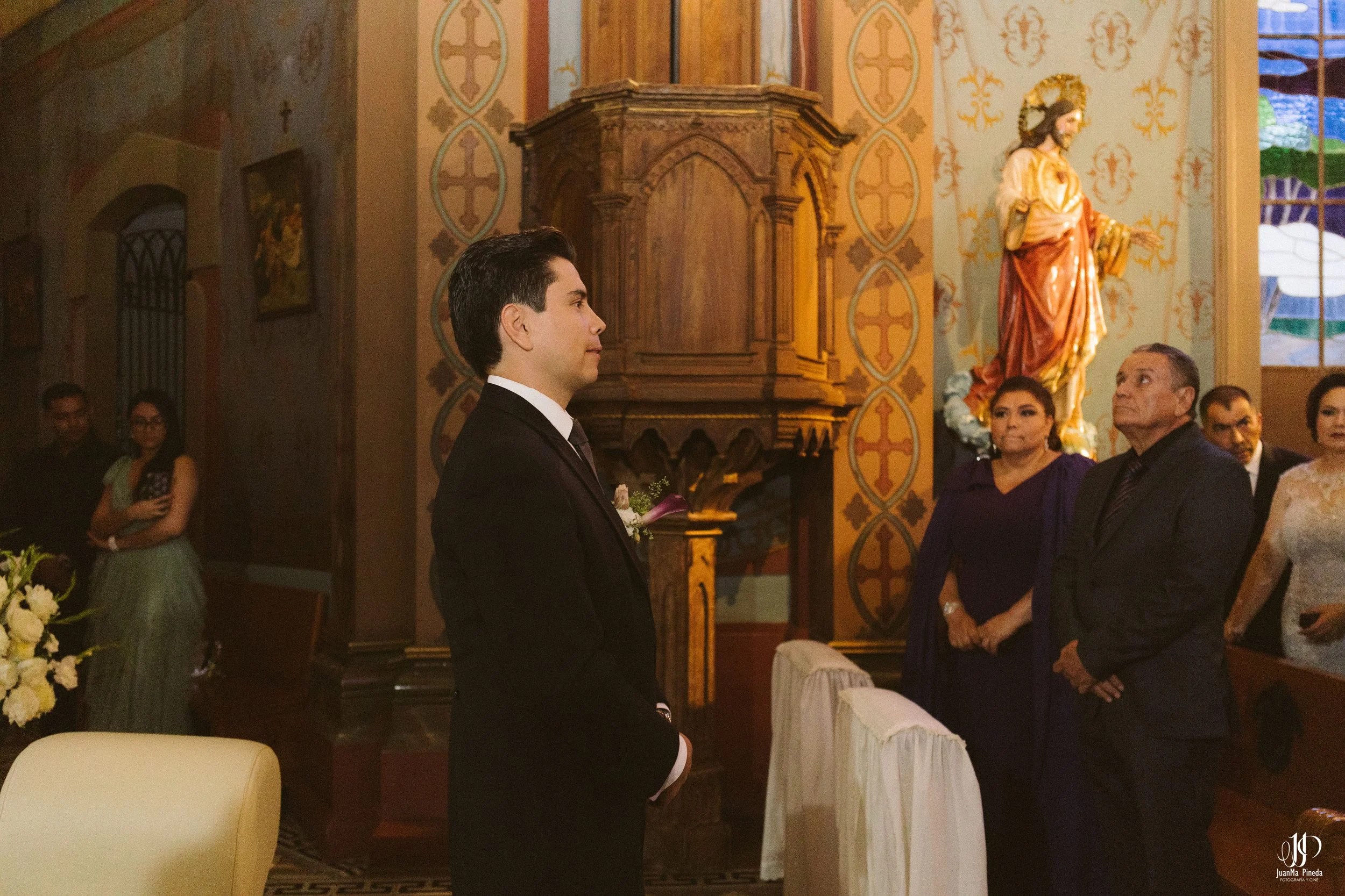 Ceremonia Religiosa en la Capilla del Calvario: Momentos Eternos en Bodas Destino en Atotonilco El Alto, Jalisco